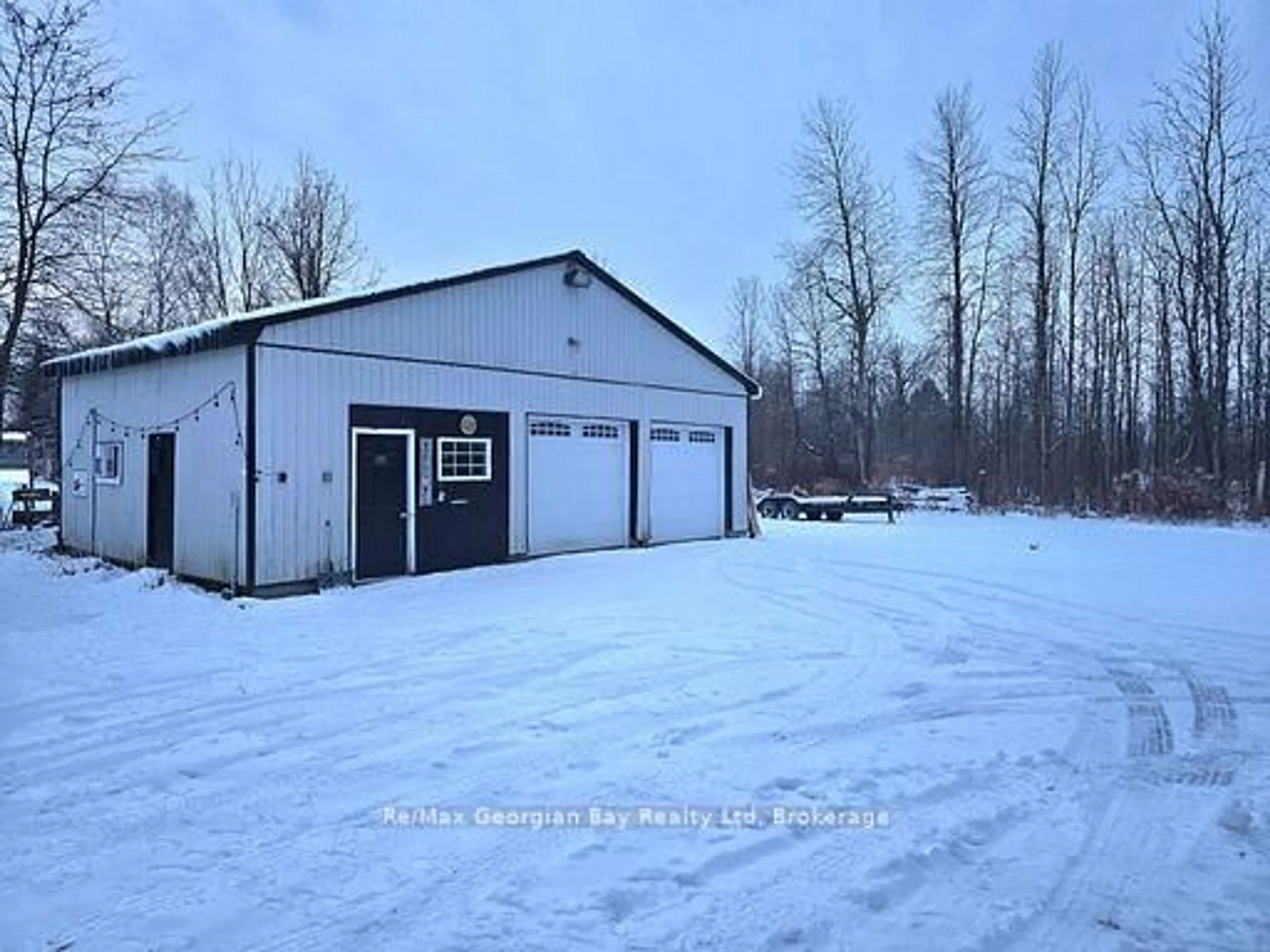 Indoor garage for 2066 IRISH Line, Severn Ontario L0K 1E0
