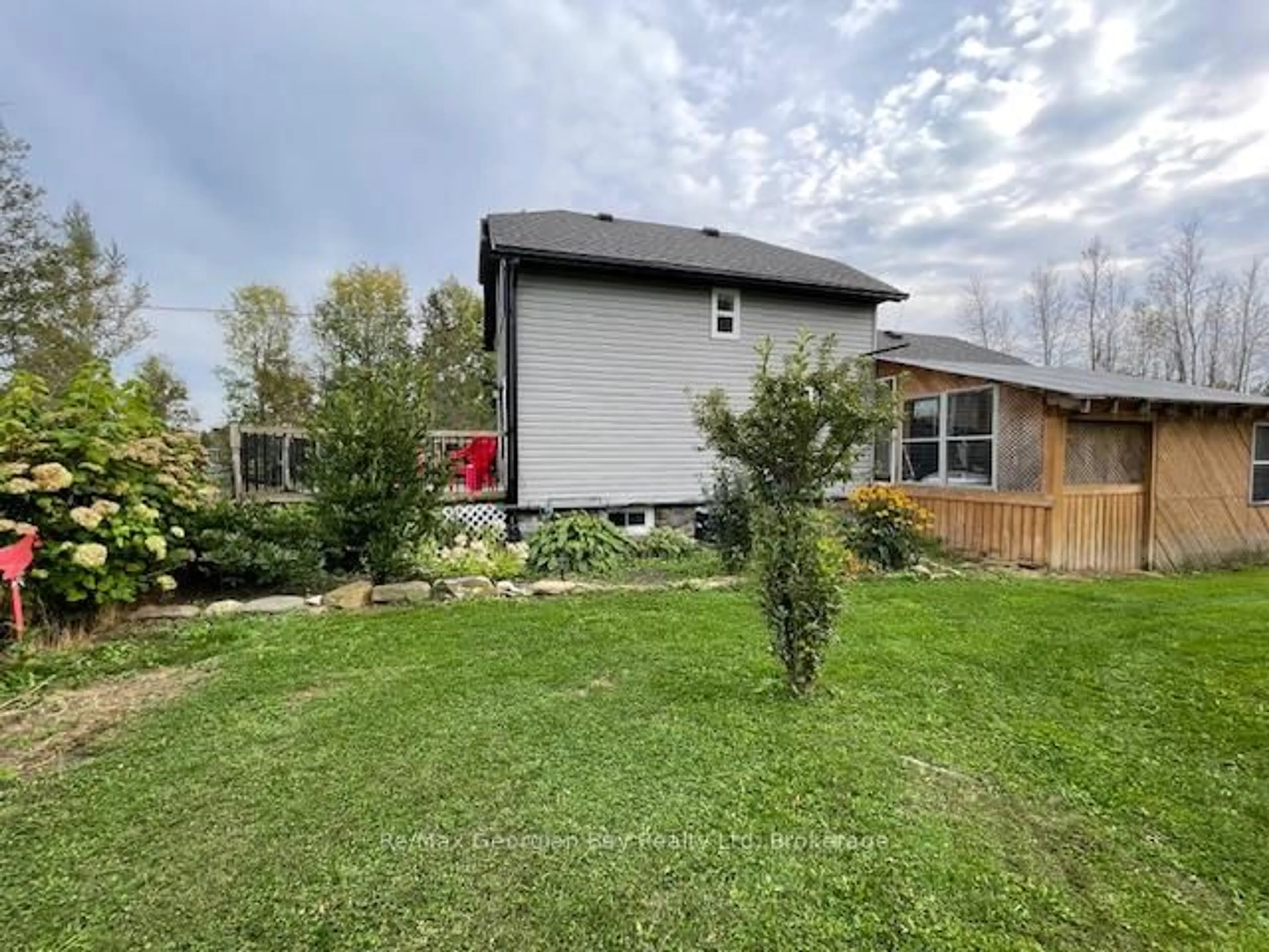 A pic from outside/outdoor area/front of a property/back of a property/a pic from drone, unknown for 2066 IRISH Line, Severn Ontario L0K 1E0