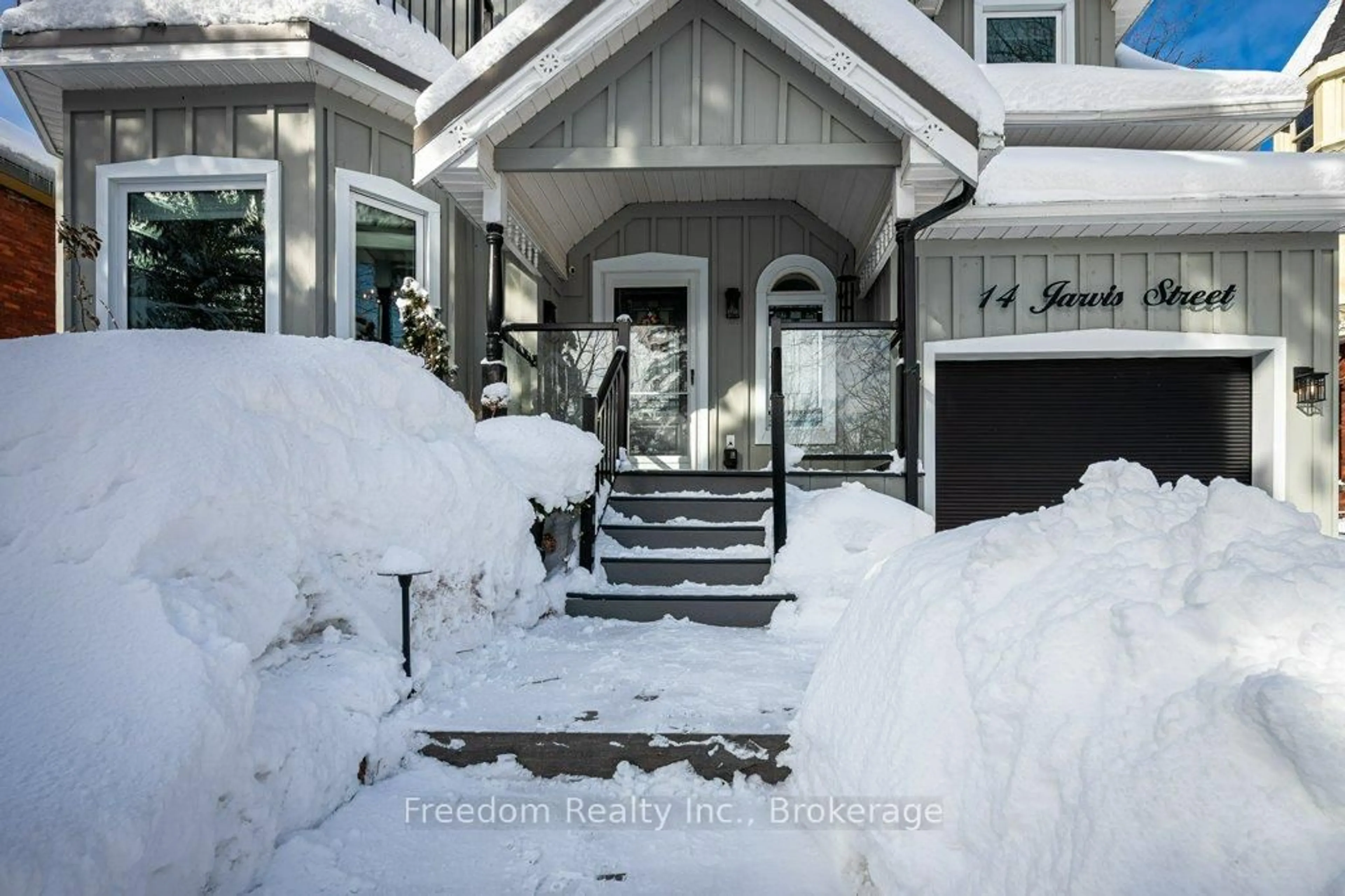Indoor entryway for 14 Jarvis St, Orillia Ontario L3V 1Z9