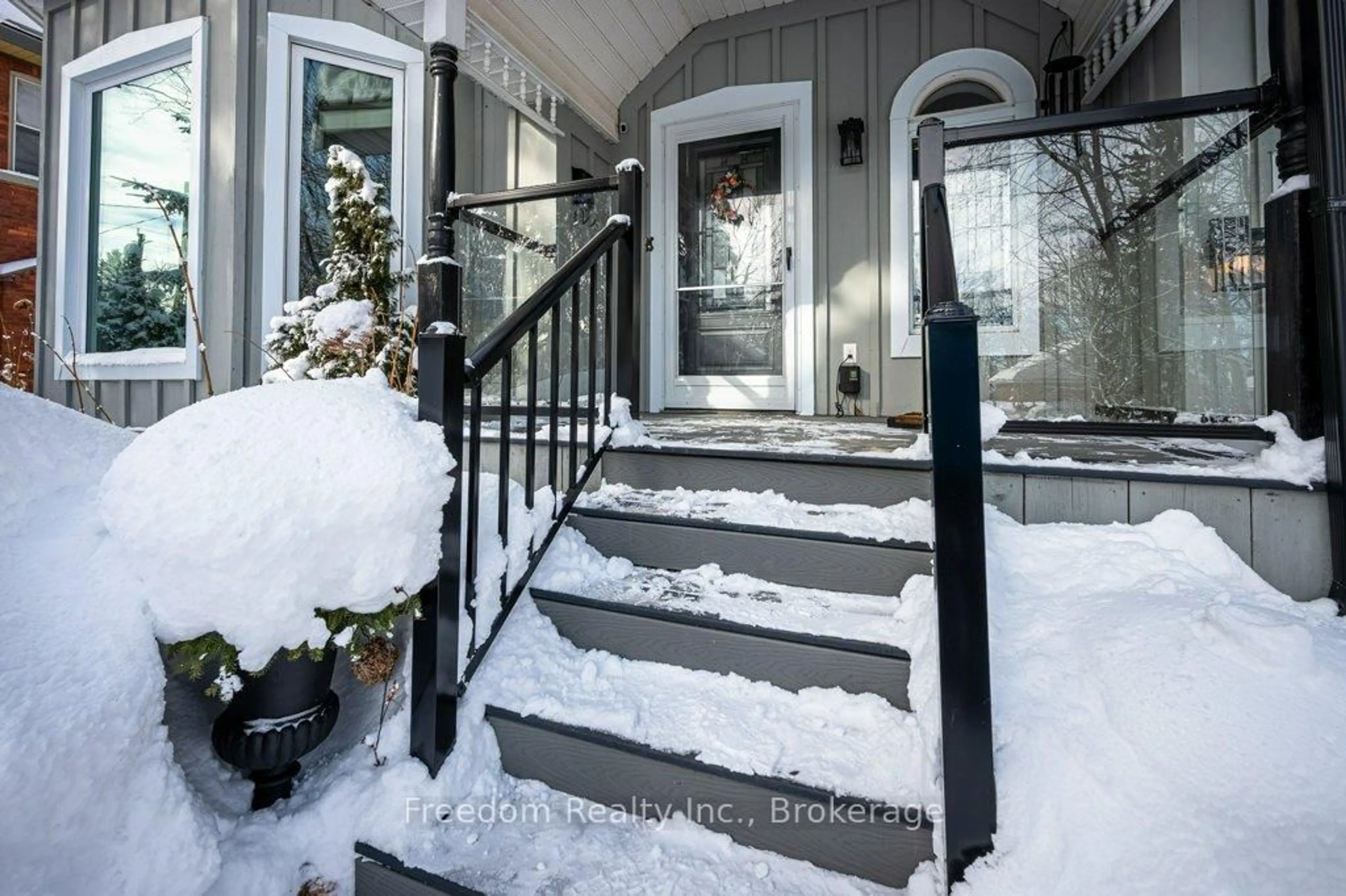 Indoor entryway for 14 Jarvis St, Orillia Ontario L3V 1Z9