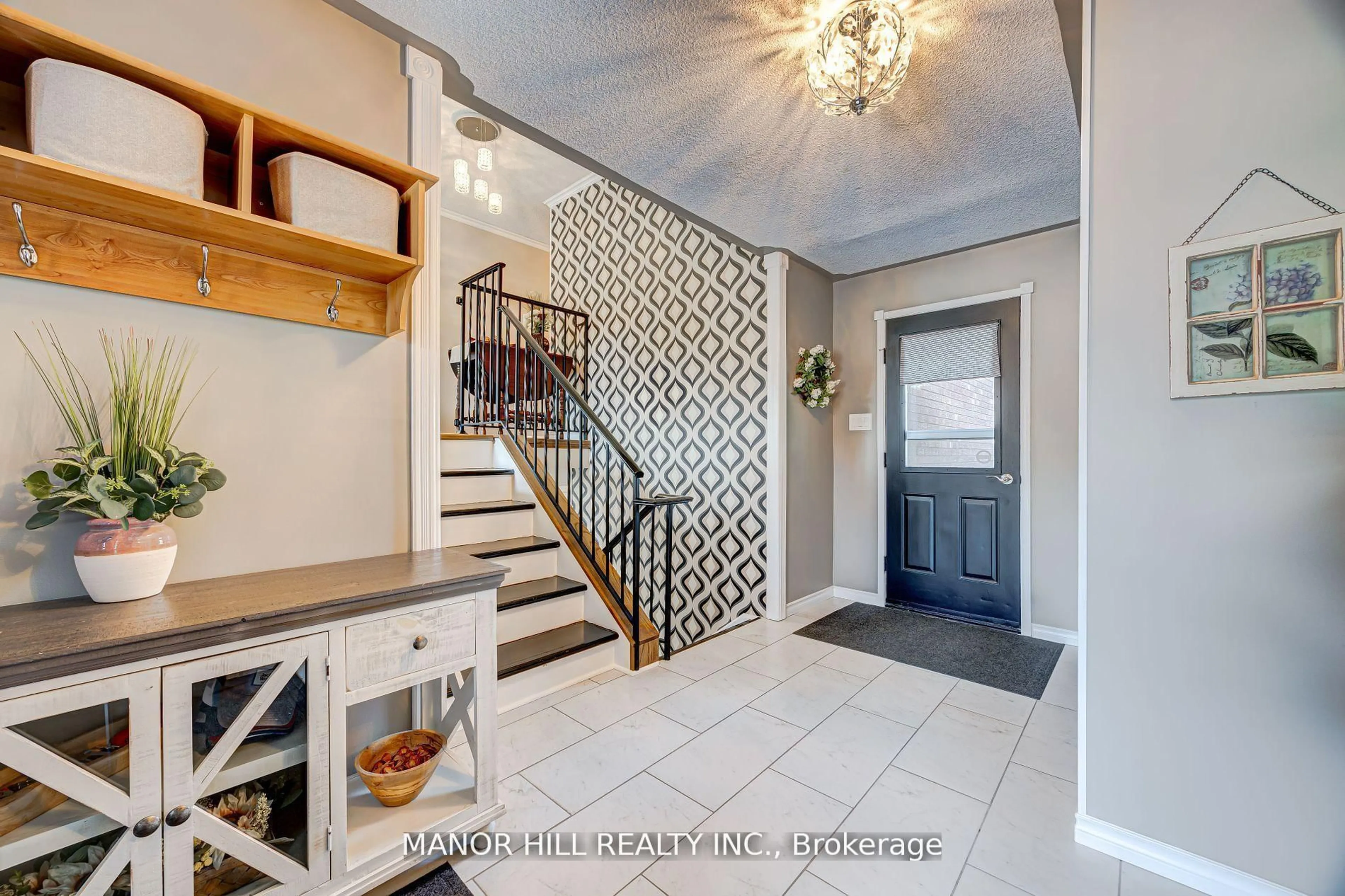 Indoor entryway for 444 William St, Midland Ontario L4R 2S6