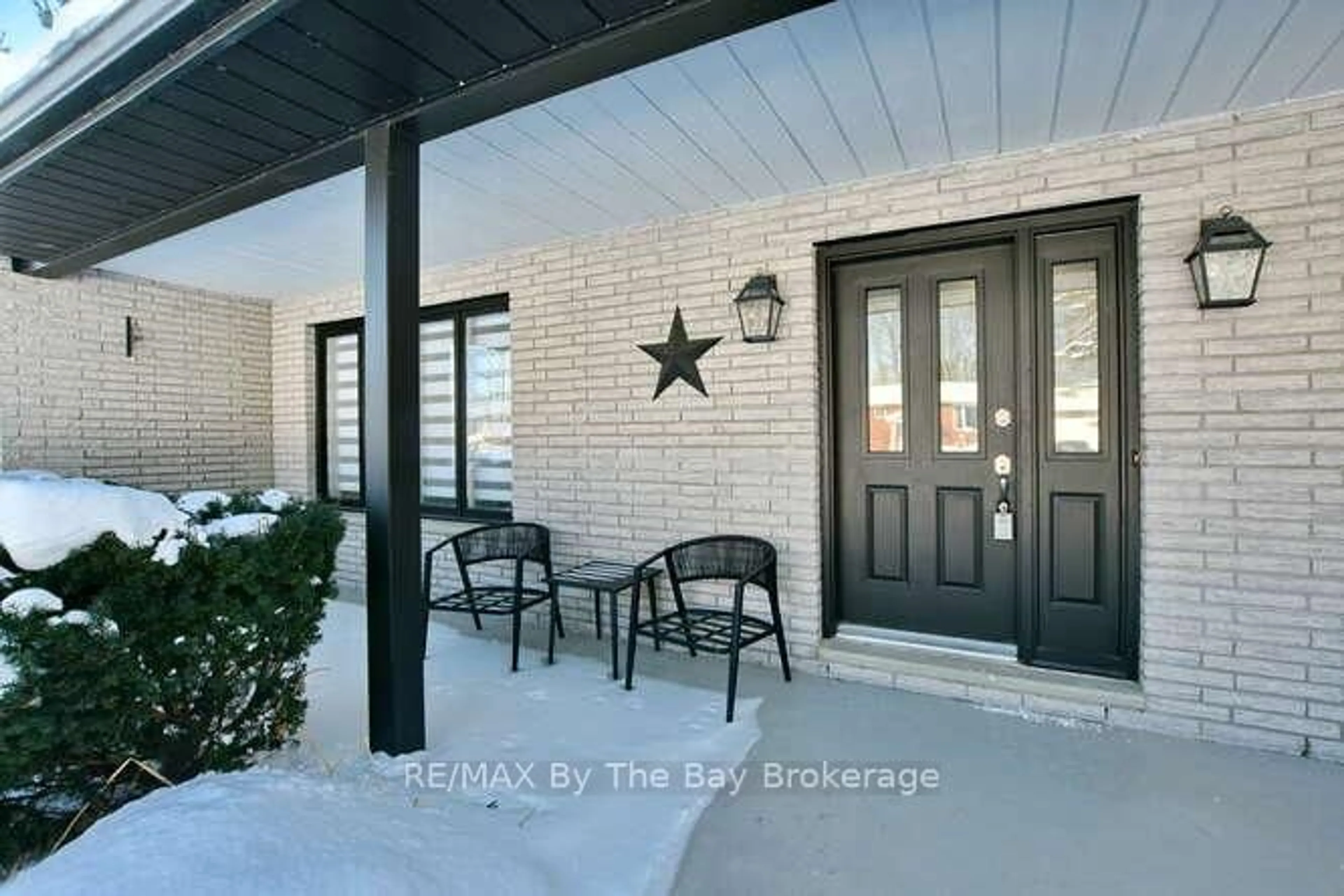 Indoor entryway for 8 Azores Pl, Wasaga Beach Ontario L9Z 1K9