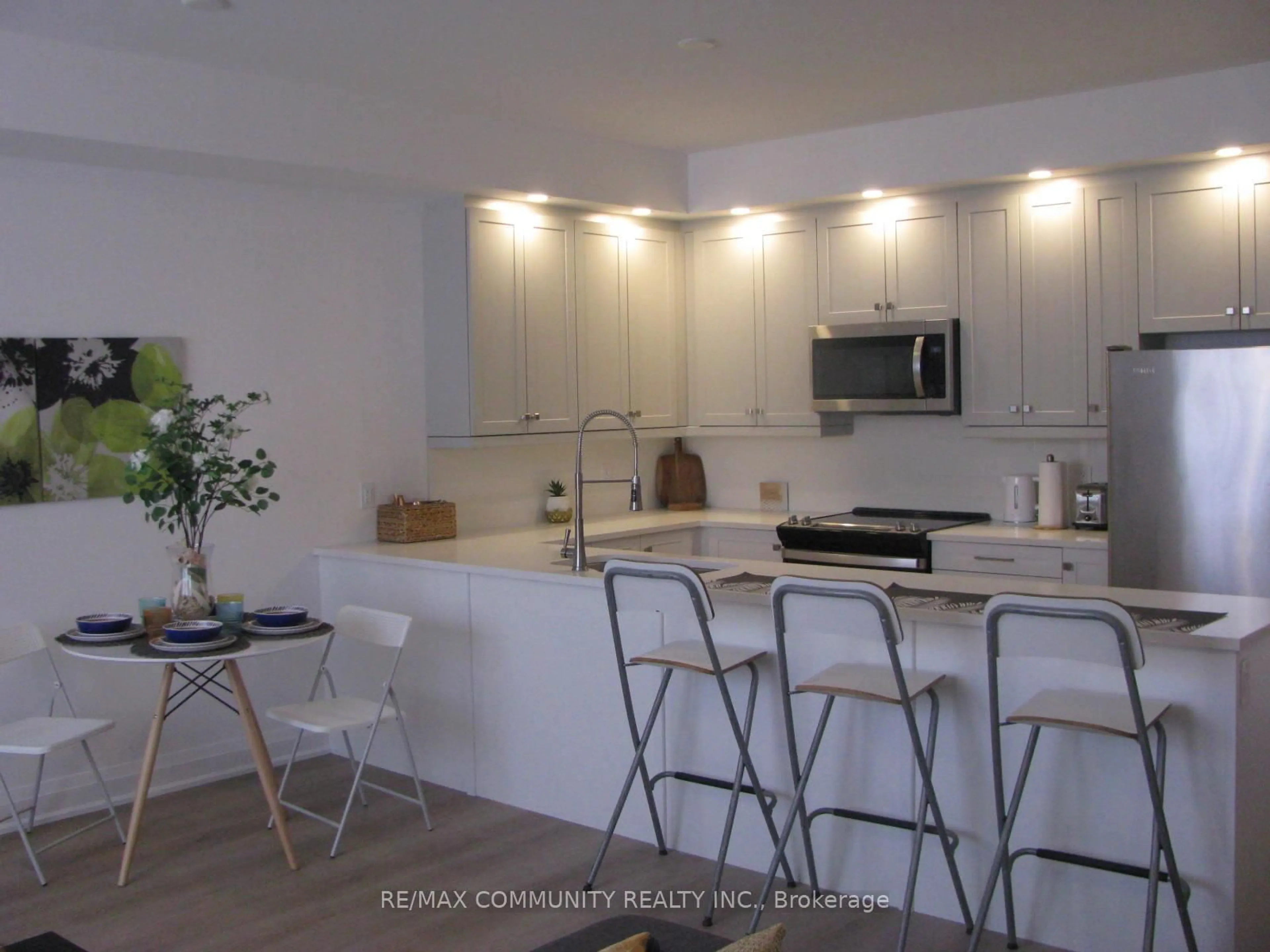 Open concept kitchen, ceramic/tile floor for 31 Discovery Tr, Midland Ontario L4R 0H3