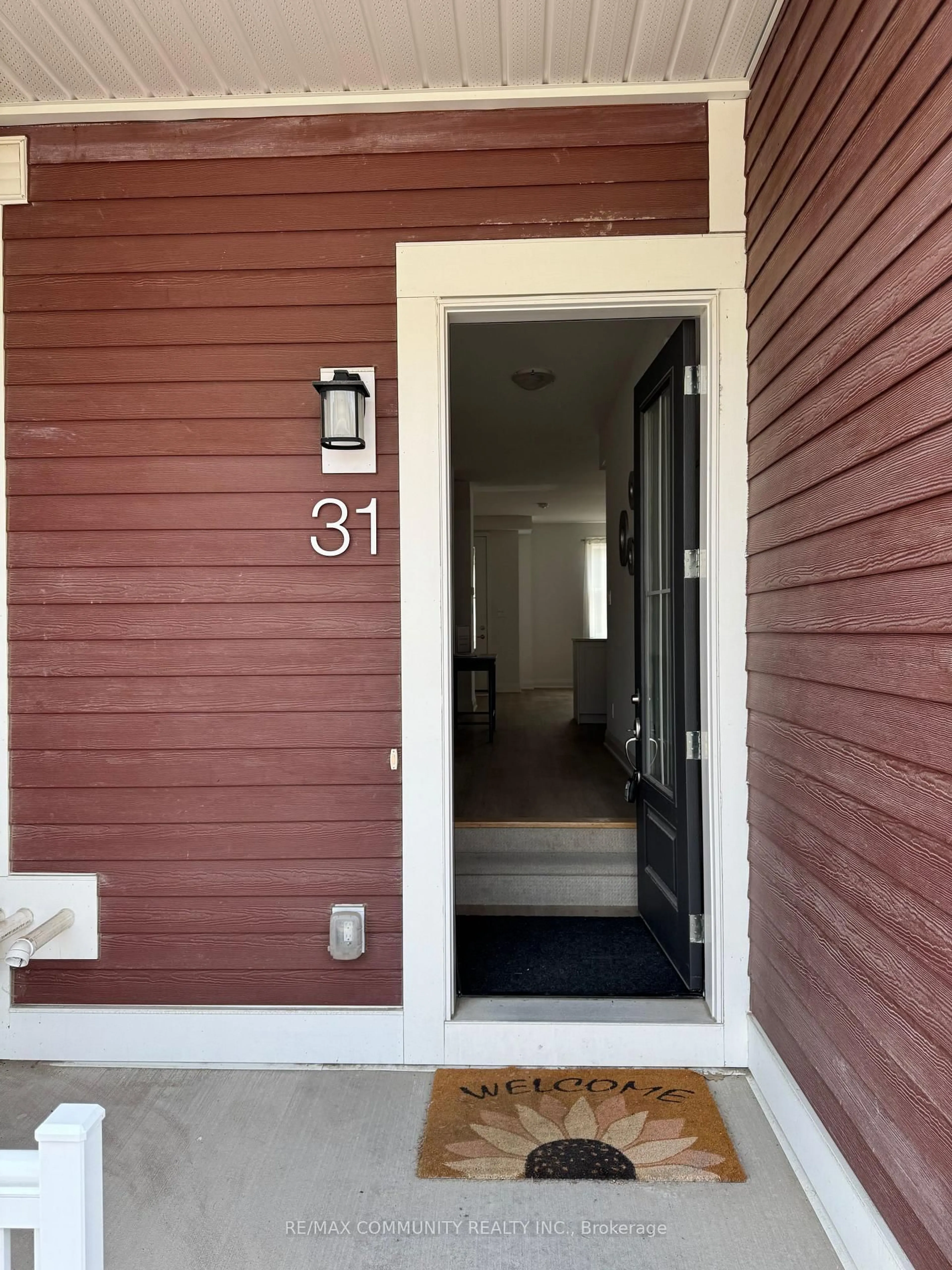 Indoor entryway for 31 Discovery Tr, Midland Ontario L4R 0H3