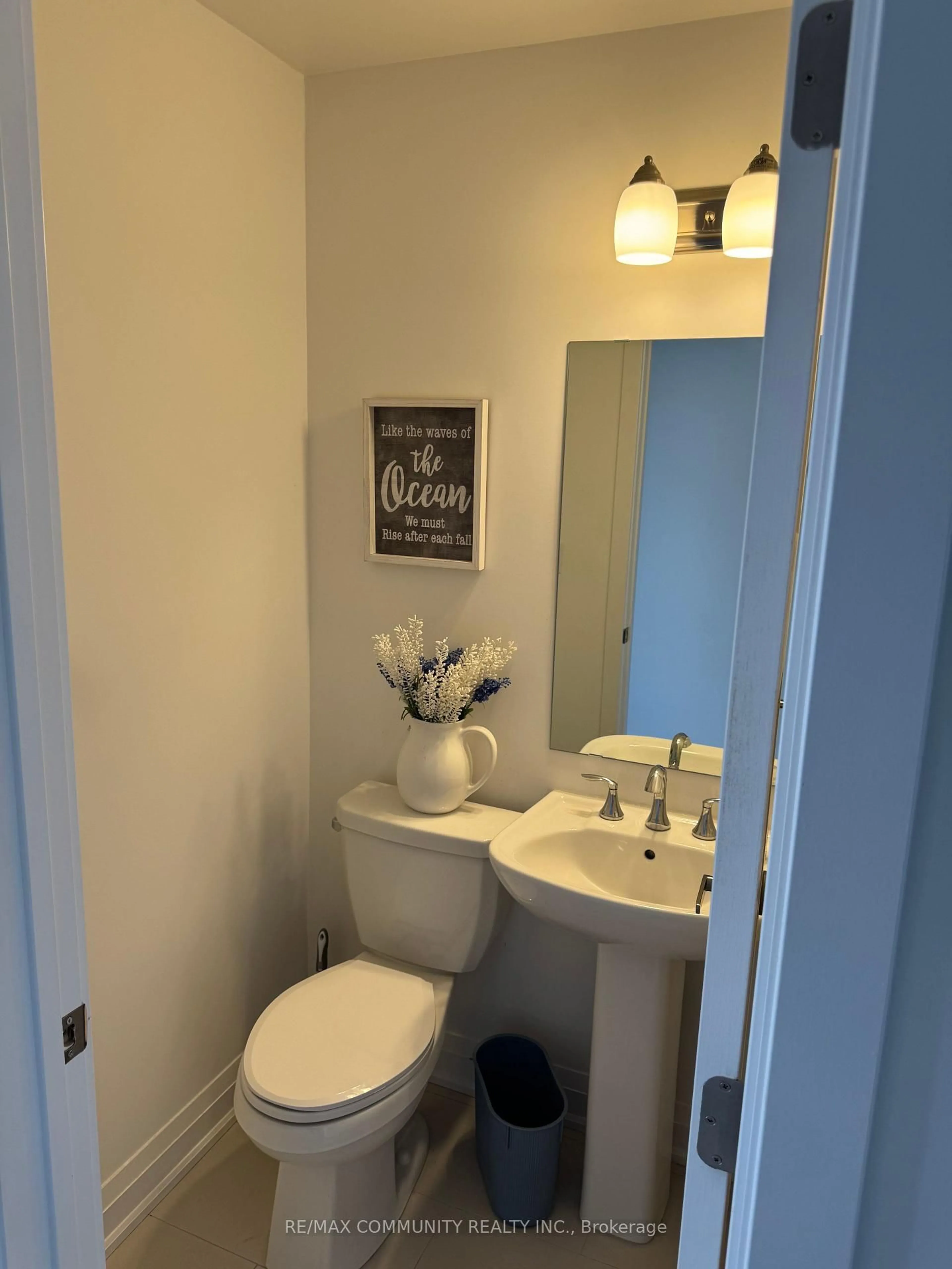 Standard bathroom, unknown for 31 Discovery Tr, Midland Ontario L4R 0H3