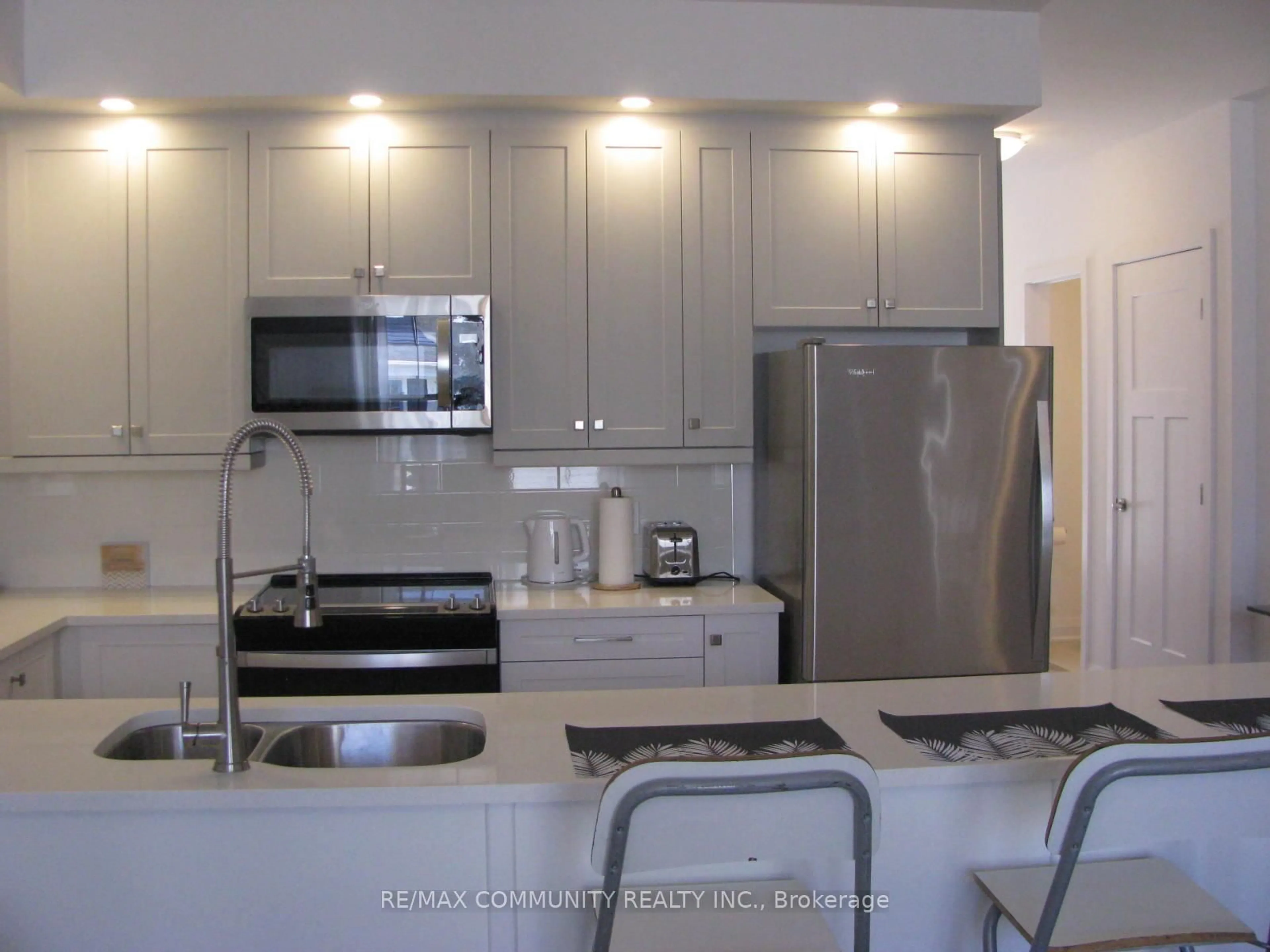 Standard kitchen, ceramic/tile floor for 31 Discovery Tr, Midland Ontario L4R 0H3