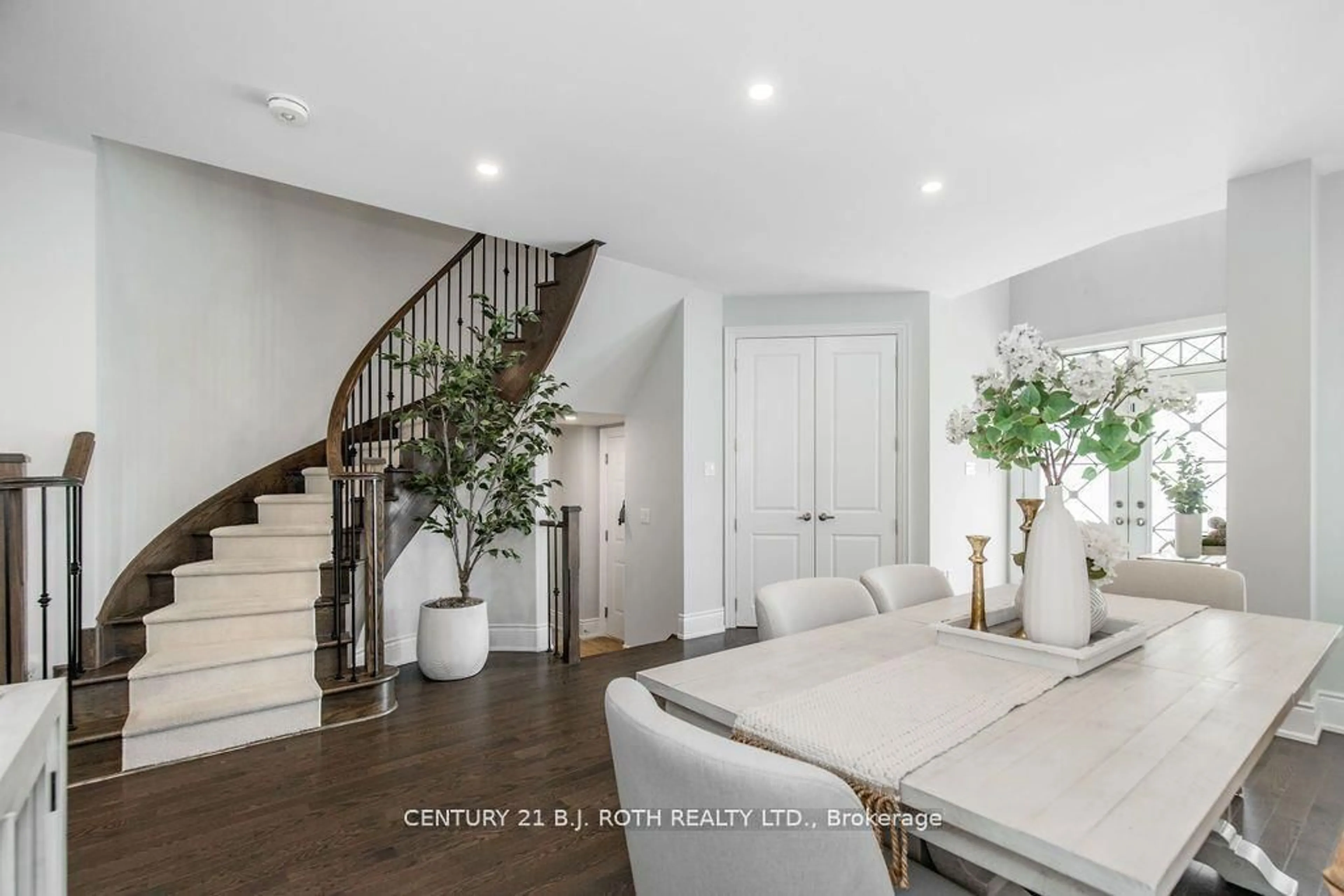 Indoor entryway for 20 WESTMINSTER Circ, Barrie Ontario L4M 0A3