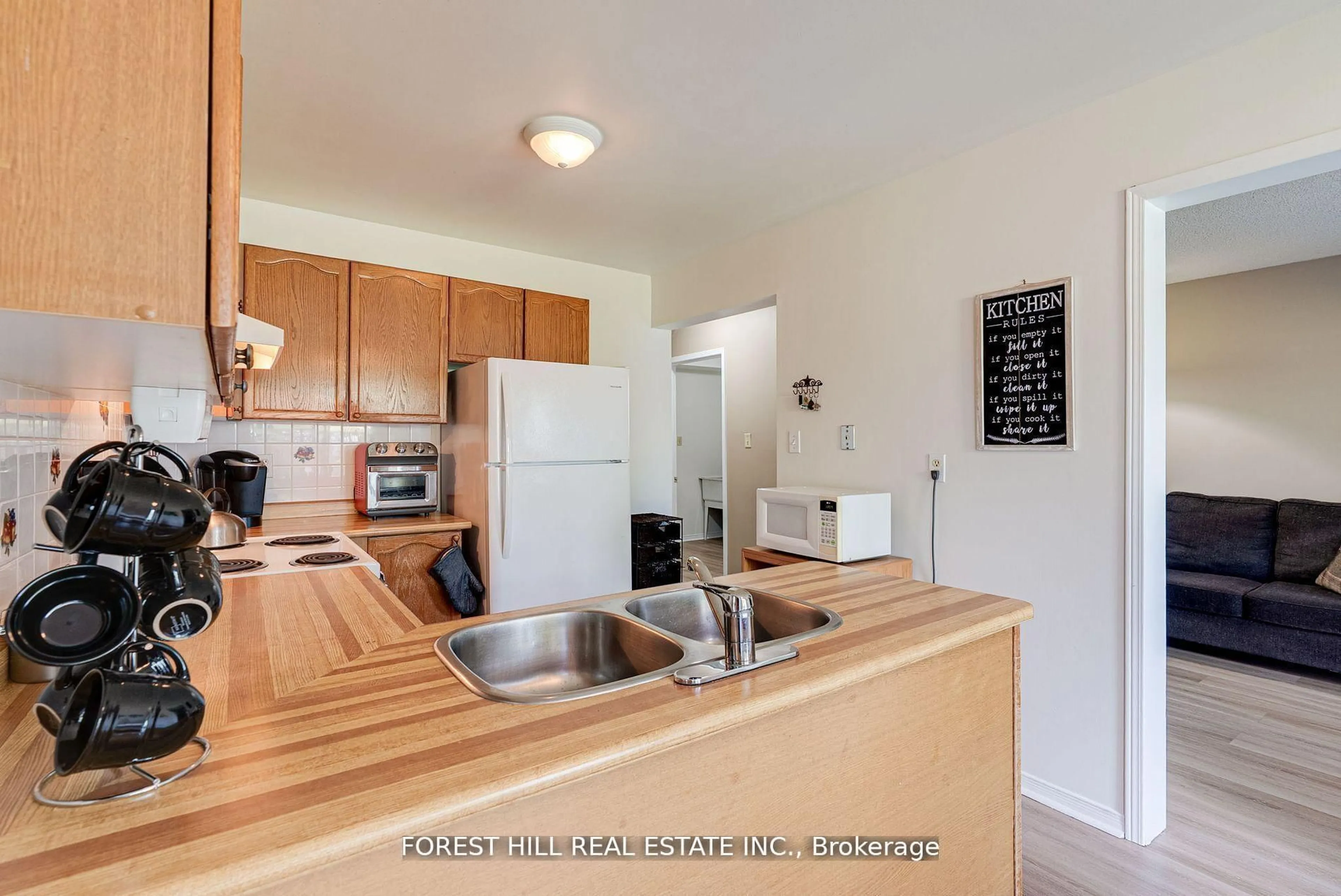 Standard kitchen, unknown for 44 Quance St, Barrie Ontario L4N 7M3