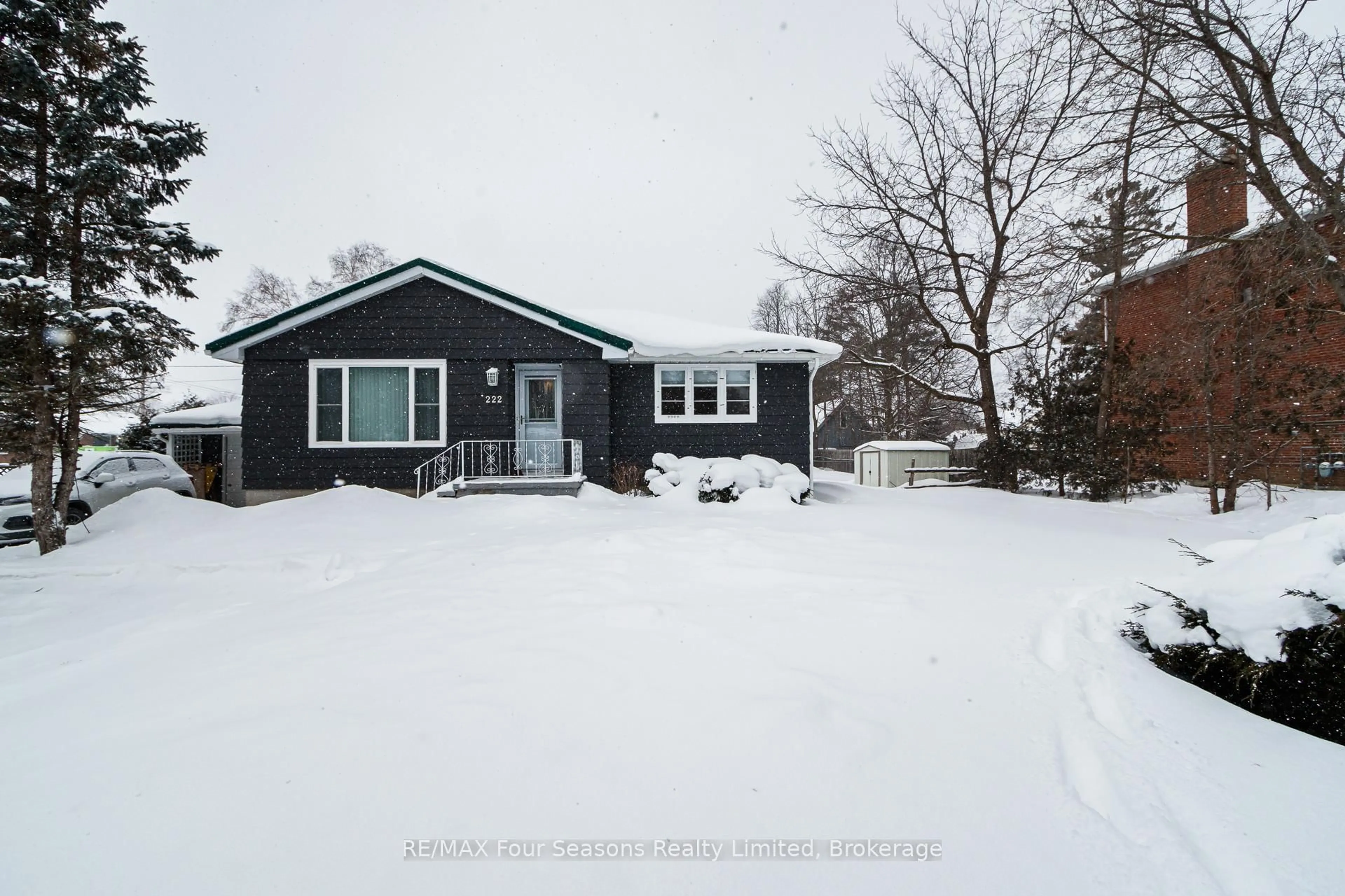 A pic from outside/outdoor area/front of a property/back of a property/a pic from drone, street for 222 Charles St, Clearview Ontario L0M 1S0