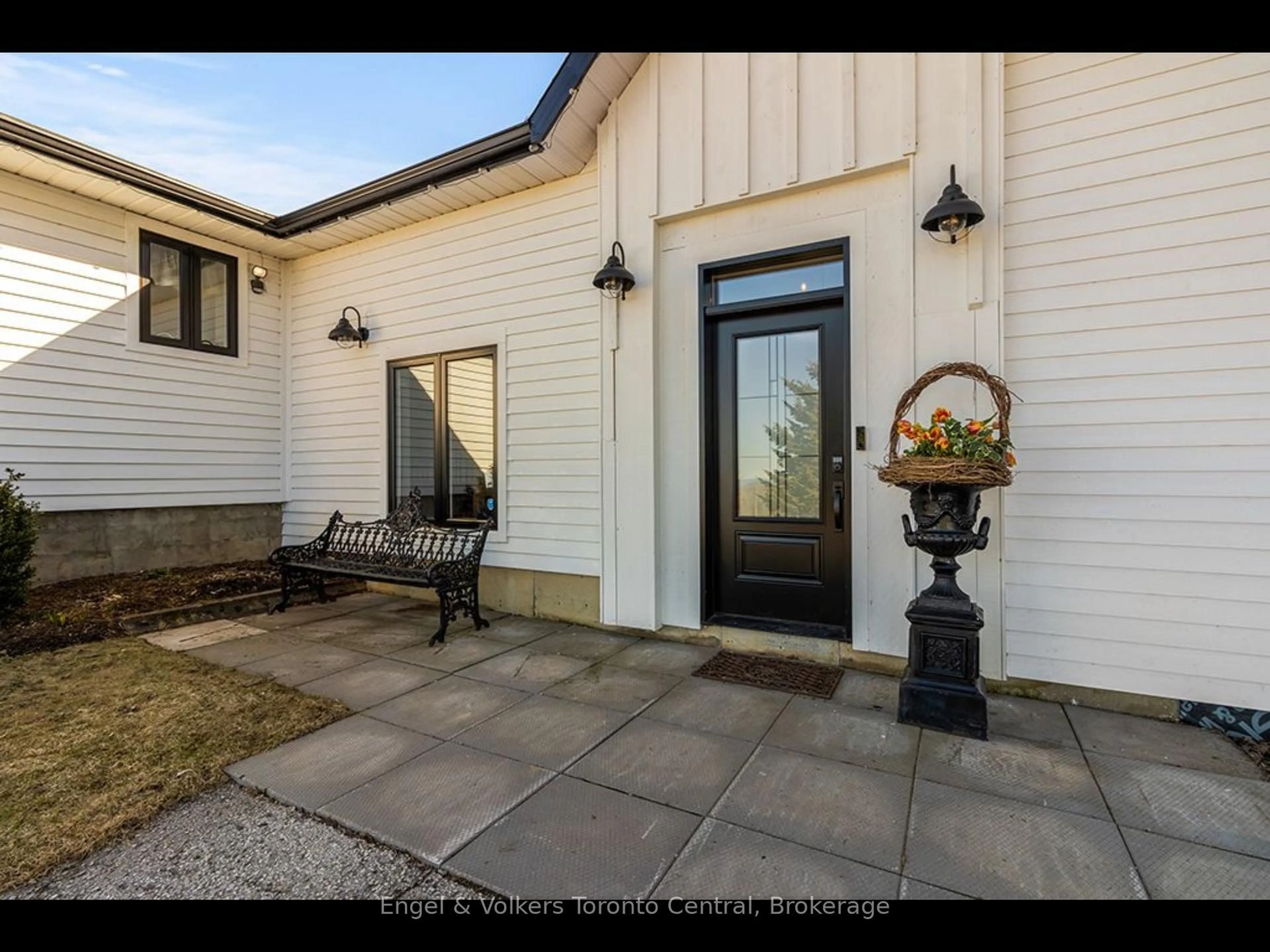 Indoor entryway for 9263 91 County Rd, Clearview Ontario L0M 1H0