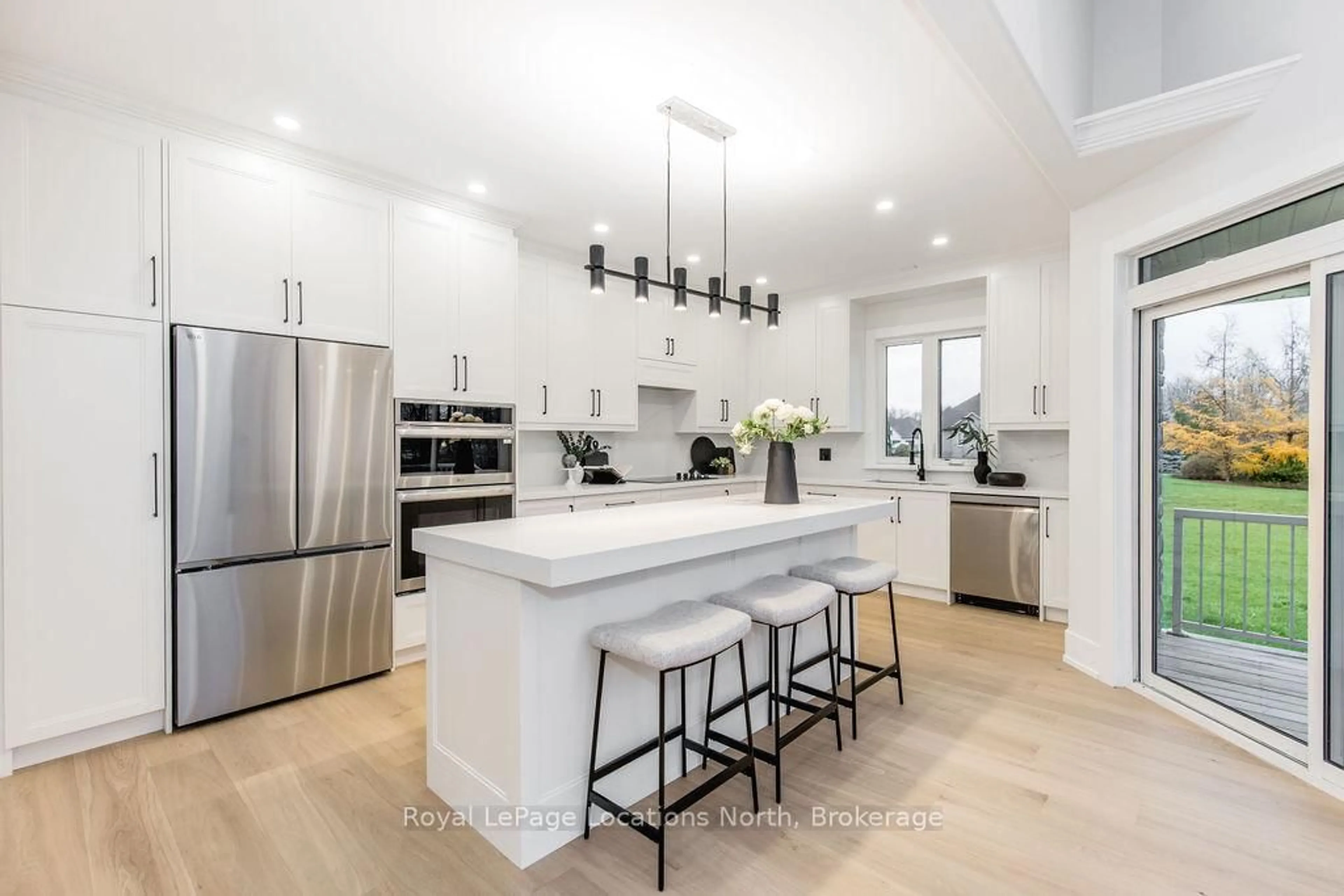 Open concept kitchen, ceramic/tile floor for 6 Butternut Cres, Wasaga Beach Ontario L9Z 3S9