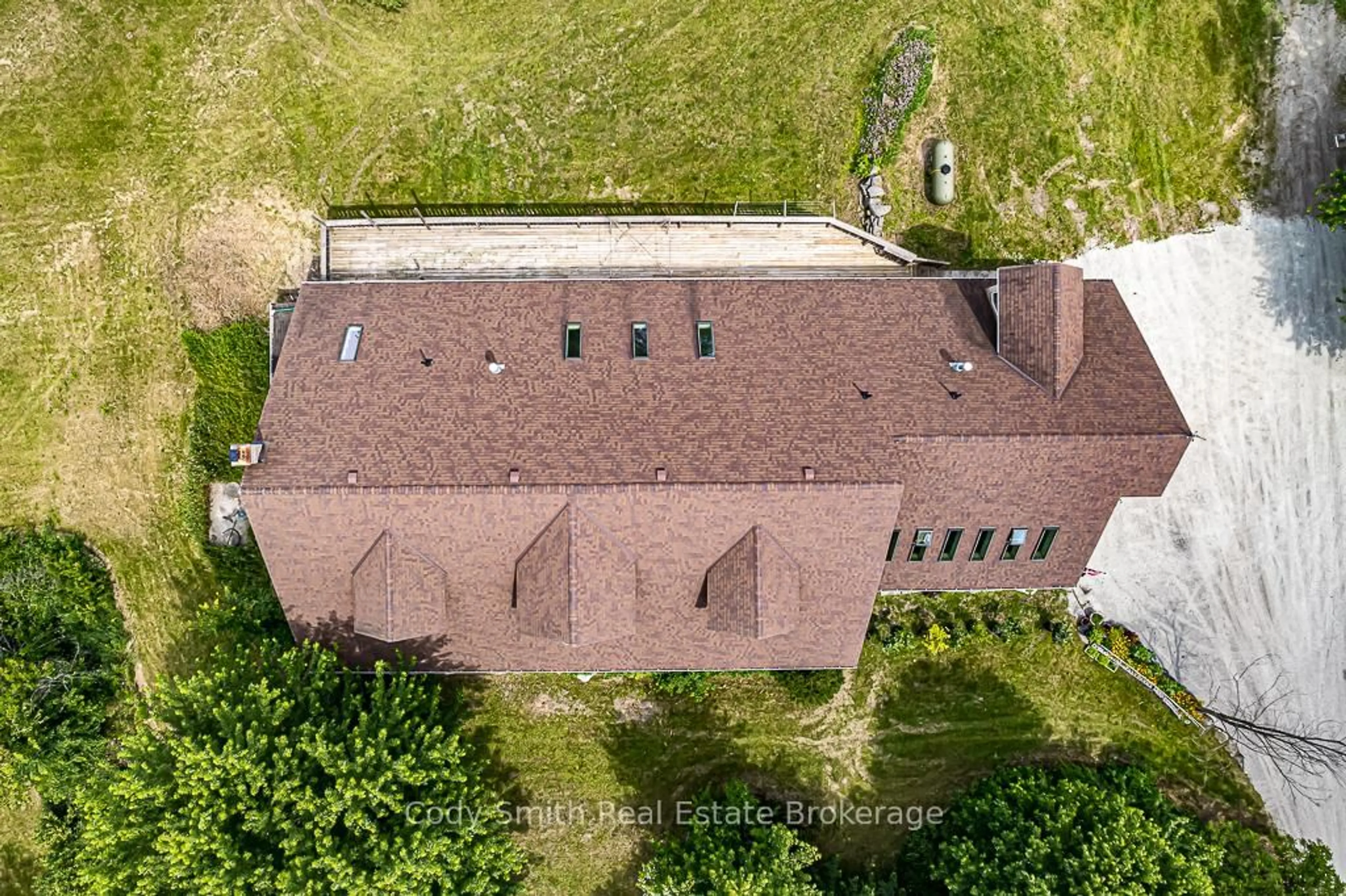 A pic from outside/outdoor area/front of a property/back of a property/a pic from drone, building for 2059 Upper Big Chute Rd, Severn Ontario L0K 1E0