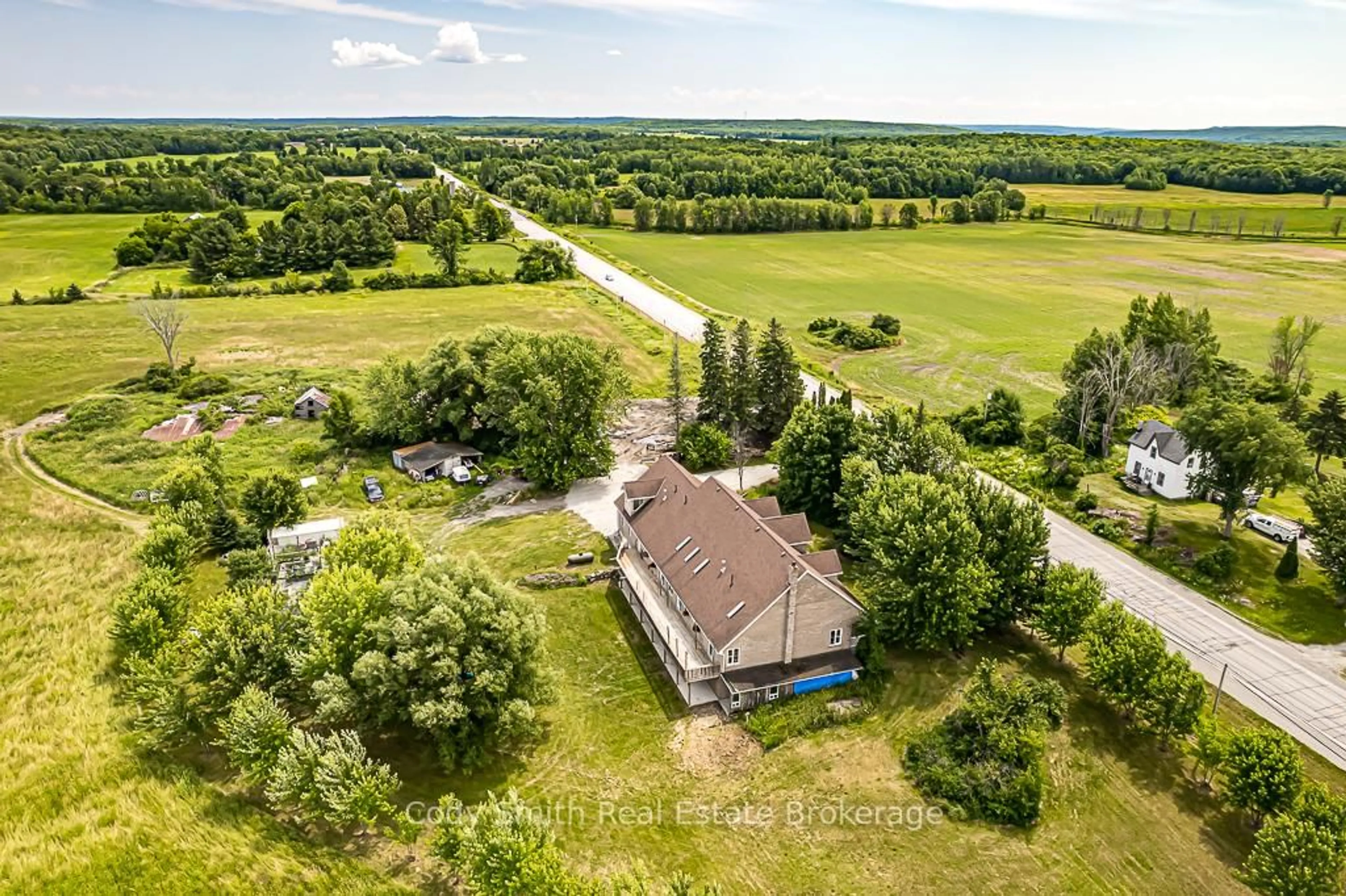 A pic from outside/outdoor area/front of a property/back of a property/a pic from drone, building for 2059 Upper Big Chute Rd, Severn Ontario L0K 1E0