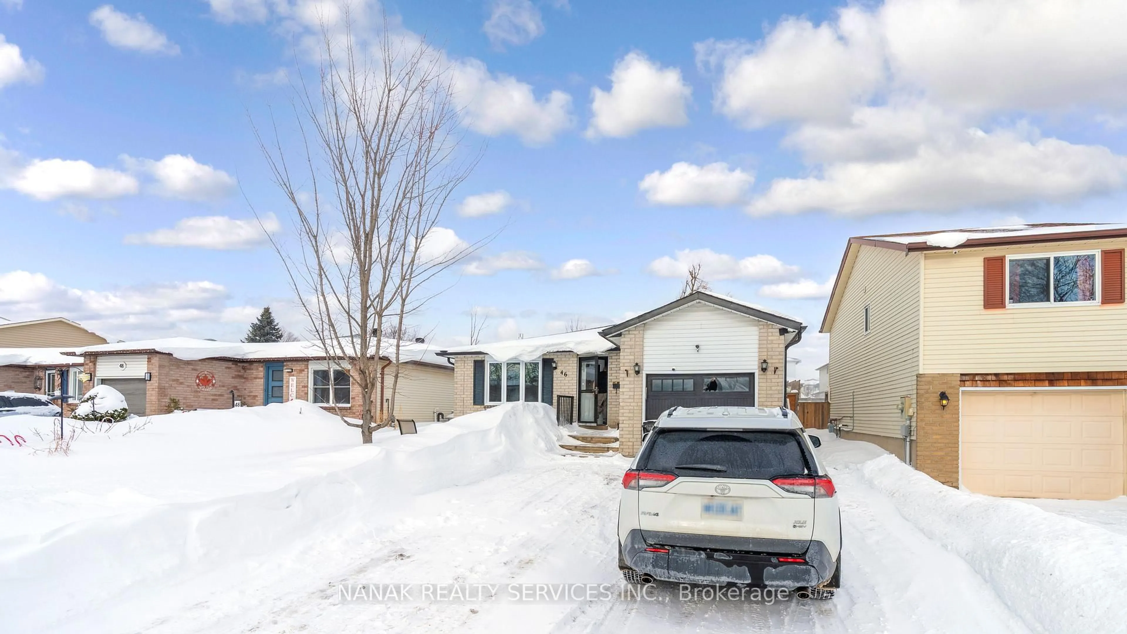 A pic from outside/outdoor area/front of a property/back of a property/a pic from drone, street for 46 HICKLING Tr, Barrie Ontario L4M 5S4