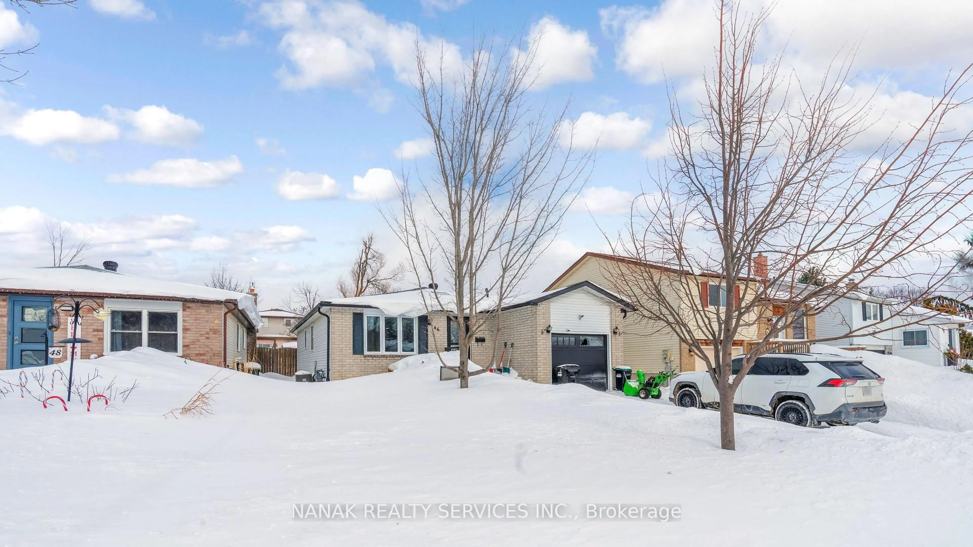 A pic from outside/outdoor area/front of a property/back of a property/a pic from drone, street for 46 HICKLING Tr, Barrie Ontario L4M 5S4