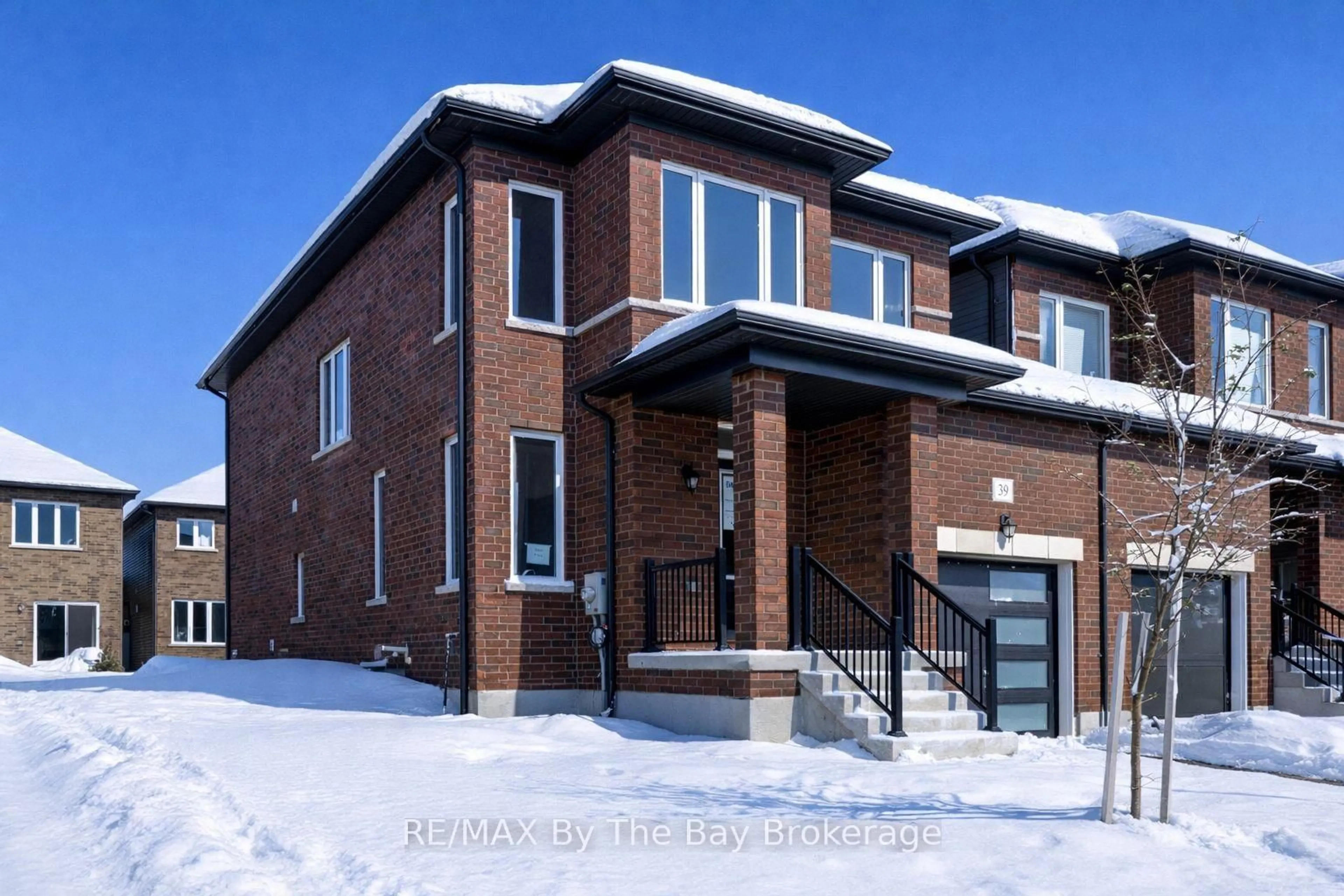 Home with brick exterior material, building for 39 Lisa St, Wasaga Beach Ontario L9Z 1J9