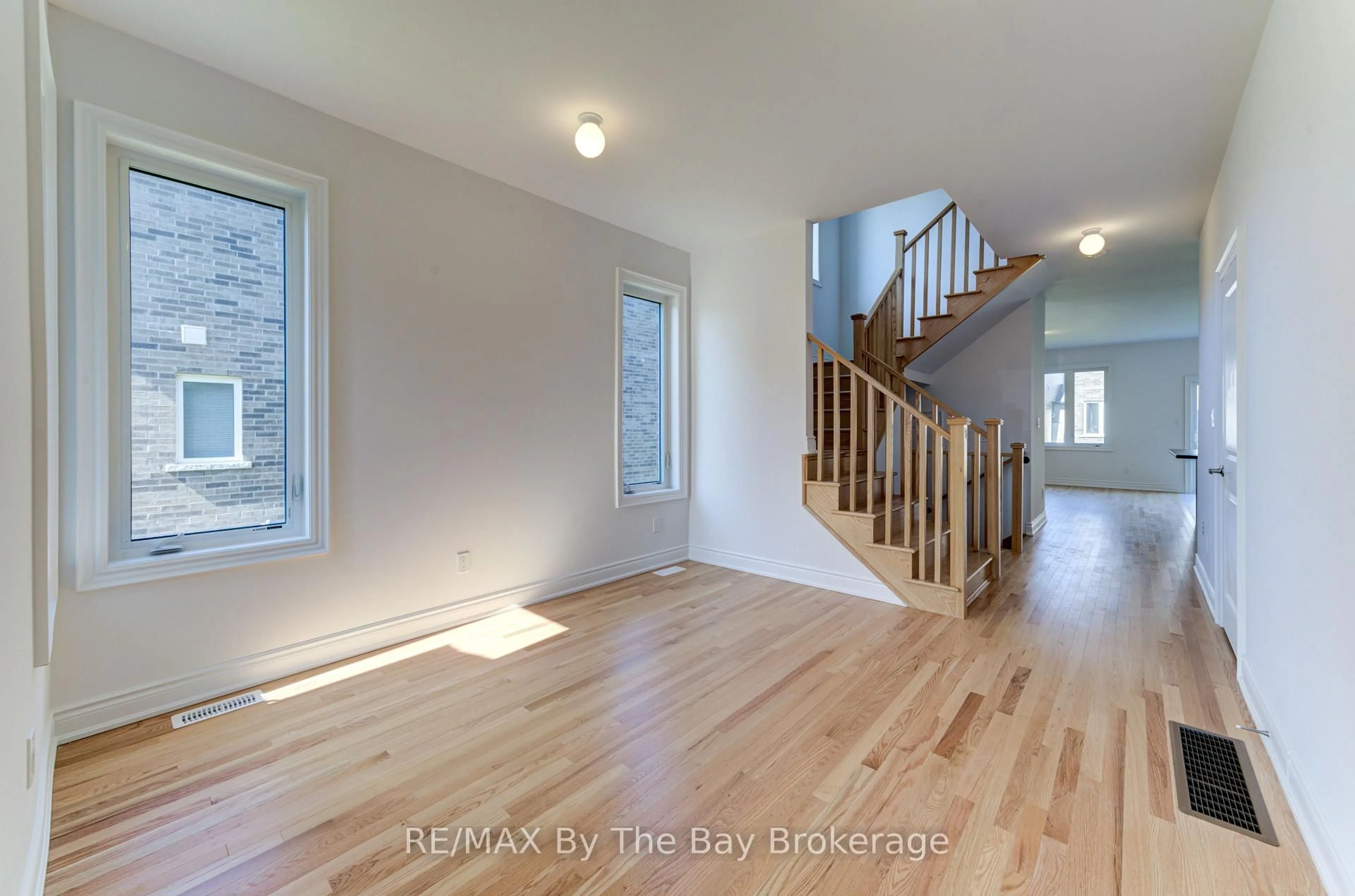 Indoor entryway for 39 Lisa St, Wasaga Beach Ontario L9Z 1J9