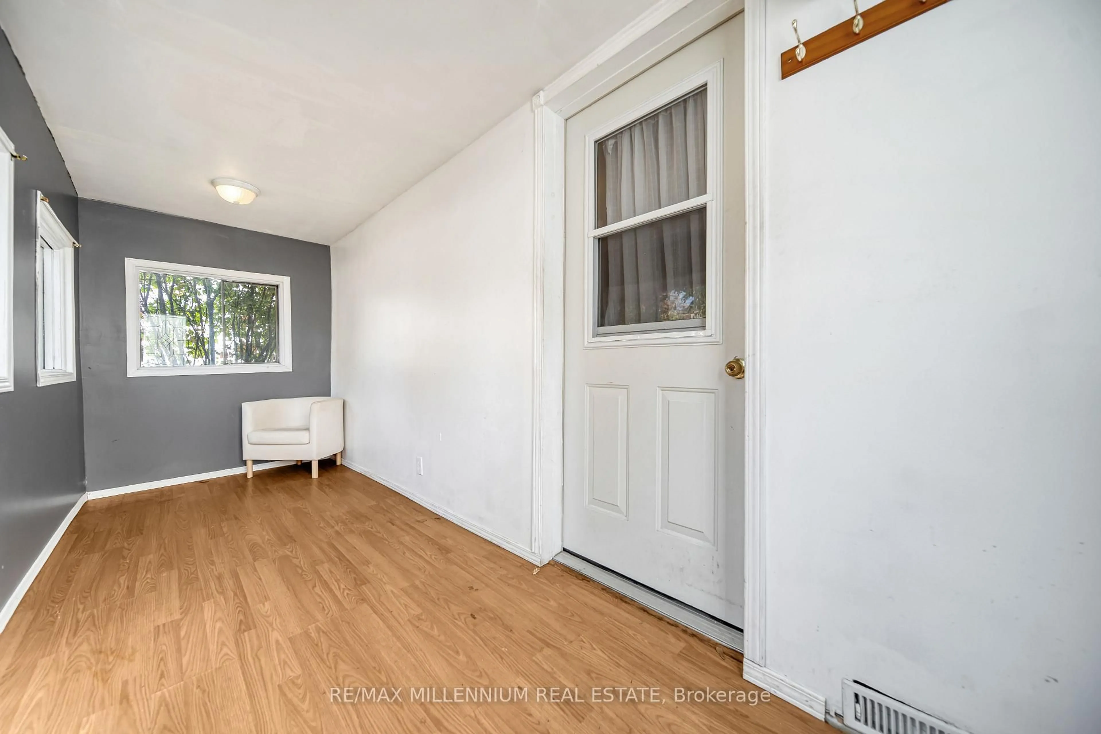 Indoor entryway for 173 Barrie Rd, Orillia Ontario L3V 2P6