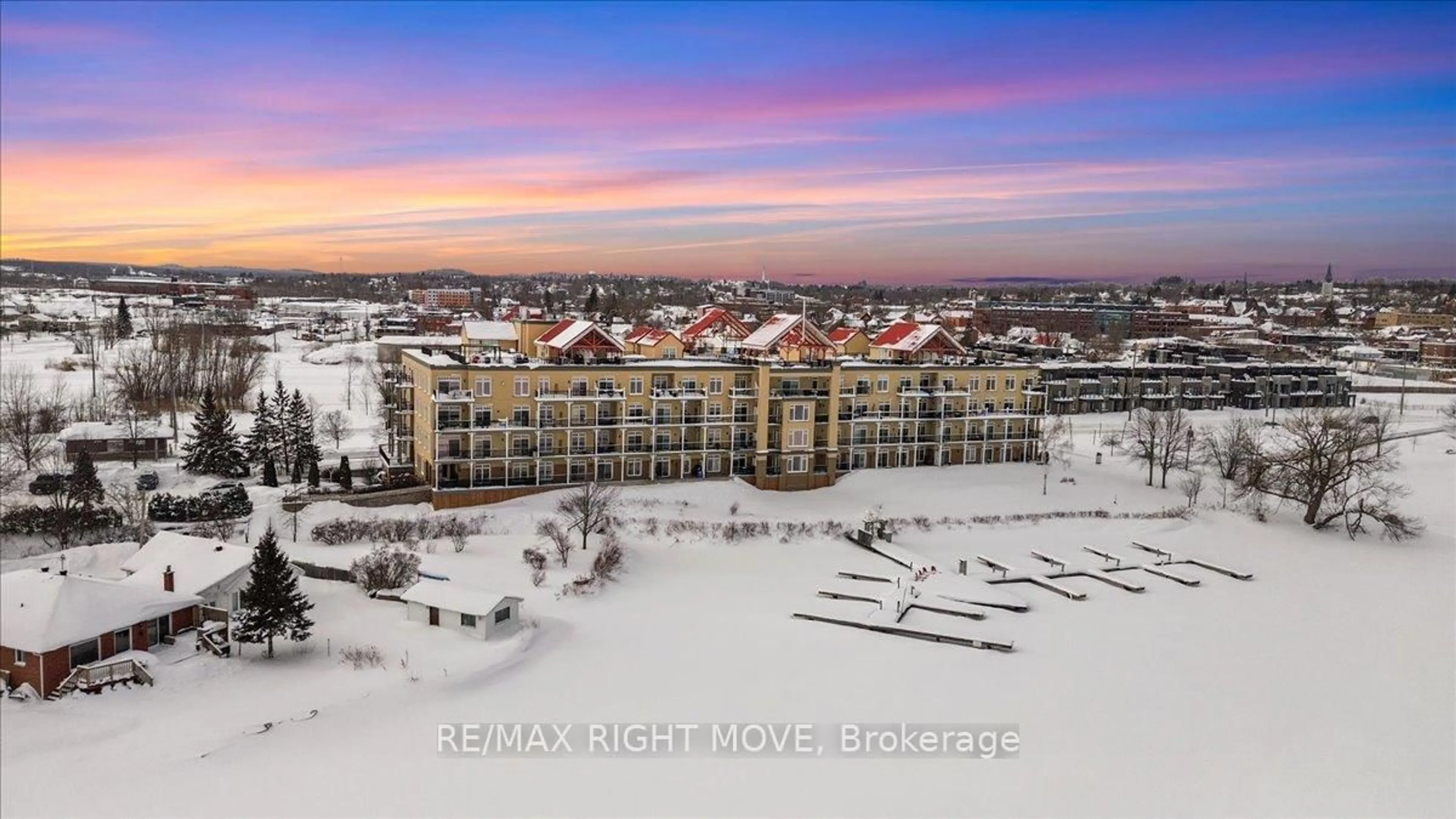 A pic from outside/outdoor area/front of a property/back of a property/a pic from drone, building for 140 Cedar Island Rd #109, Orillia Ontario L3V 1T1