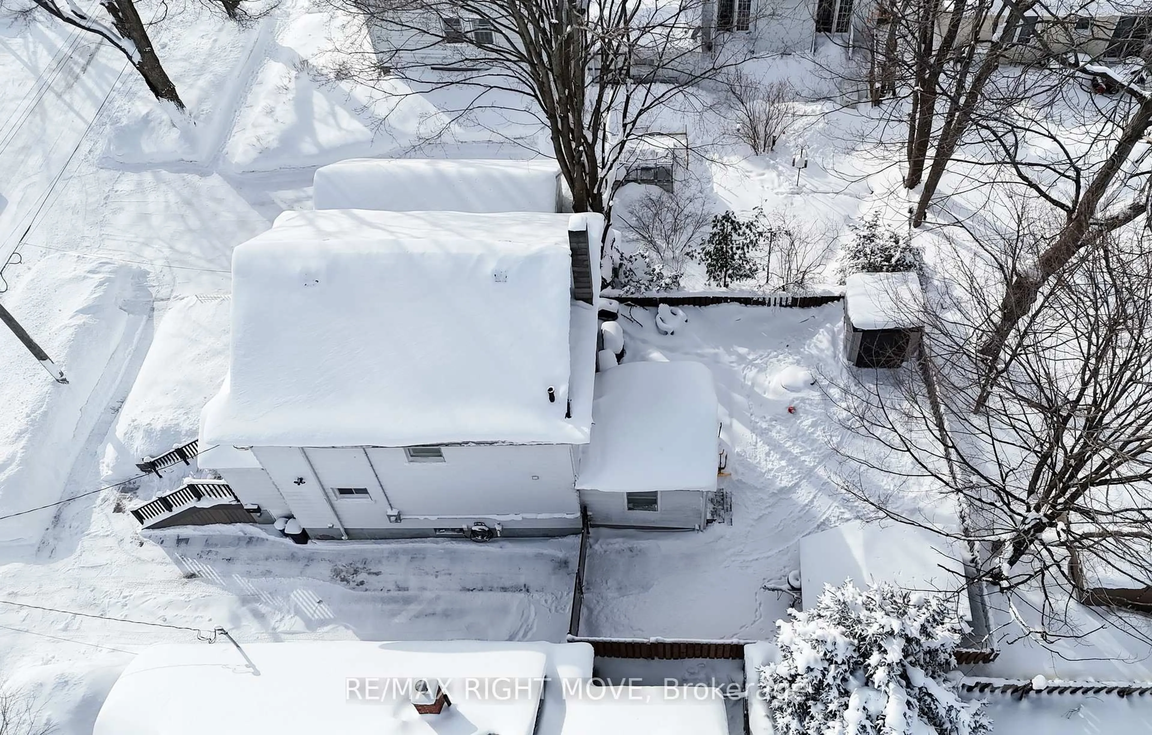 A pic from outside/outdoor area/front of a property/back of a property/a pic from drone, street for 144 Cedar St, Orillia Ontario L3V 2C9