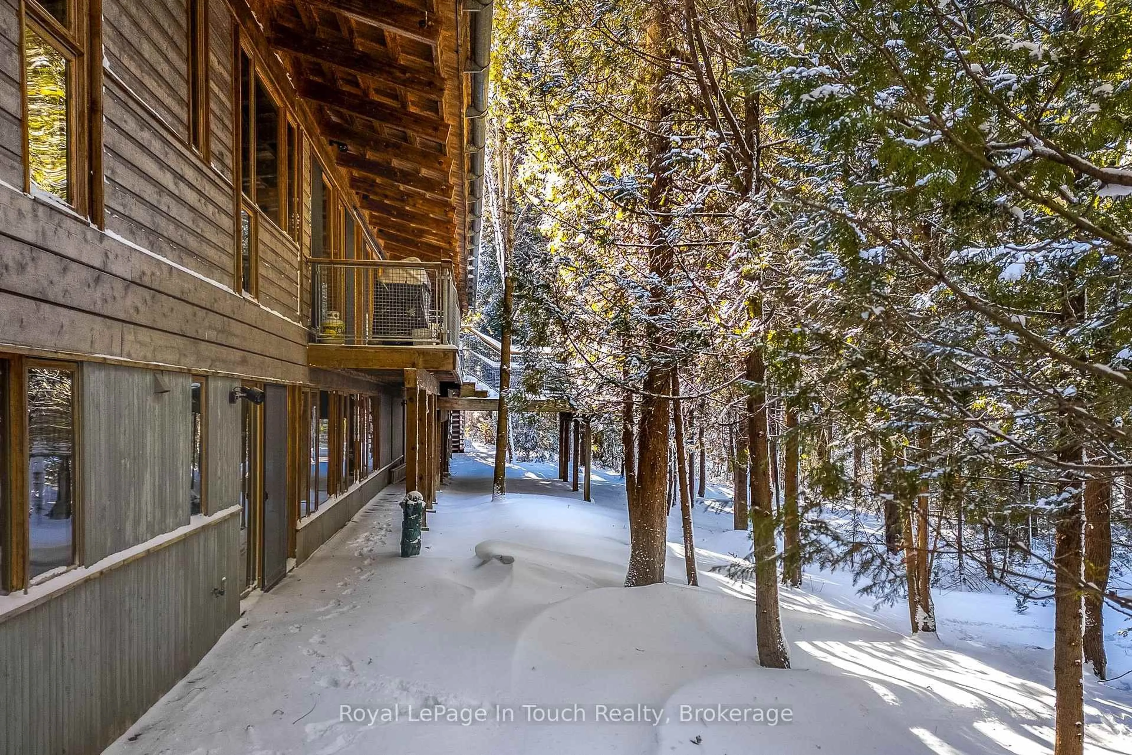 Indoor foyer for 130 Melissa Lane, Tiny Ontario L9M 0T8