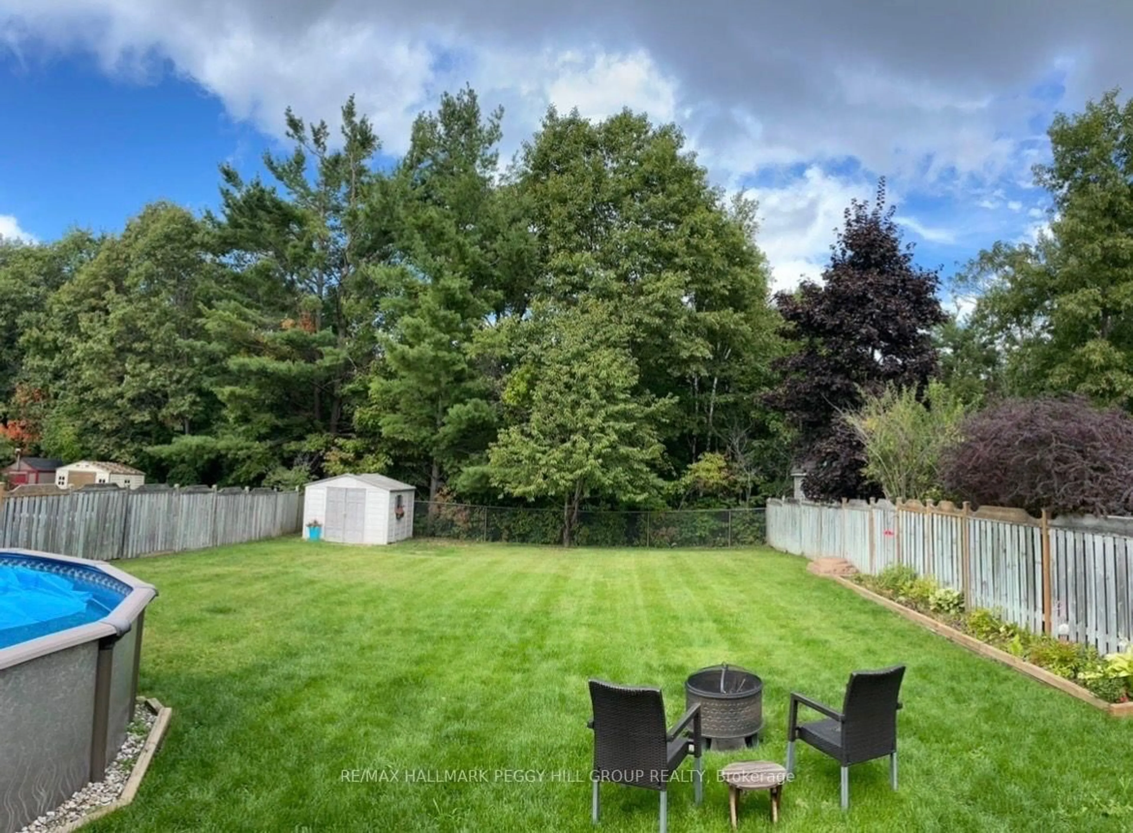 A pic from outside/outdoor area/front of a property/back of a property/a pic from drone, forest/trees view for 26 Kenwell Cres, Barrie Ontario L4N 0A4
