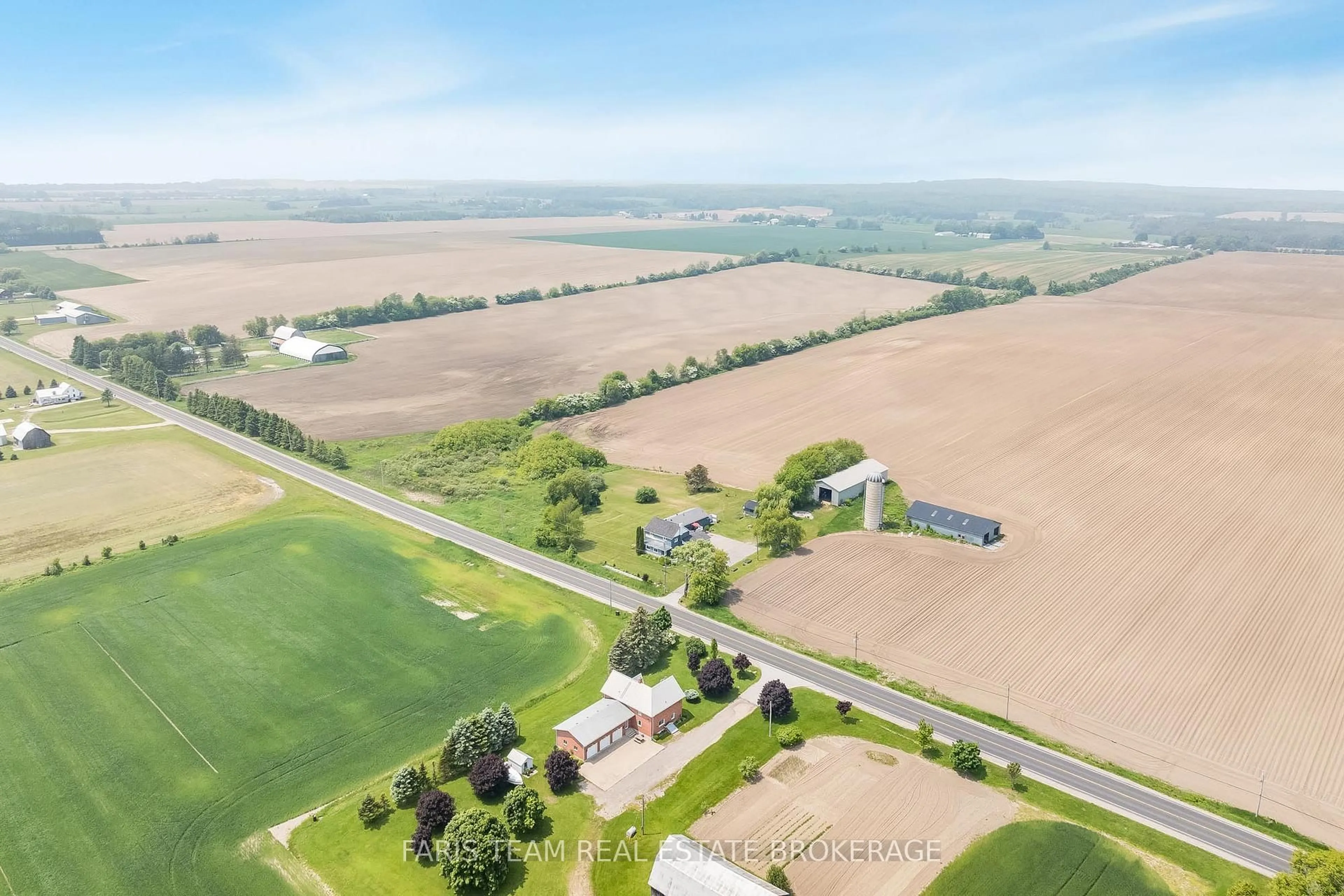 A pic from outside/outdoor area/front of a property/back of a property/a pic from drone, unknown for 160 Lafontaine Rd, Tiny Ontario L9M 0H1