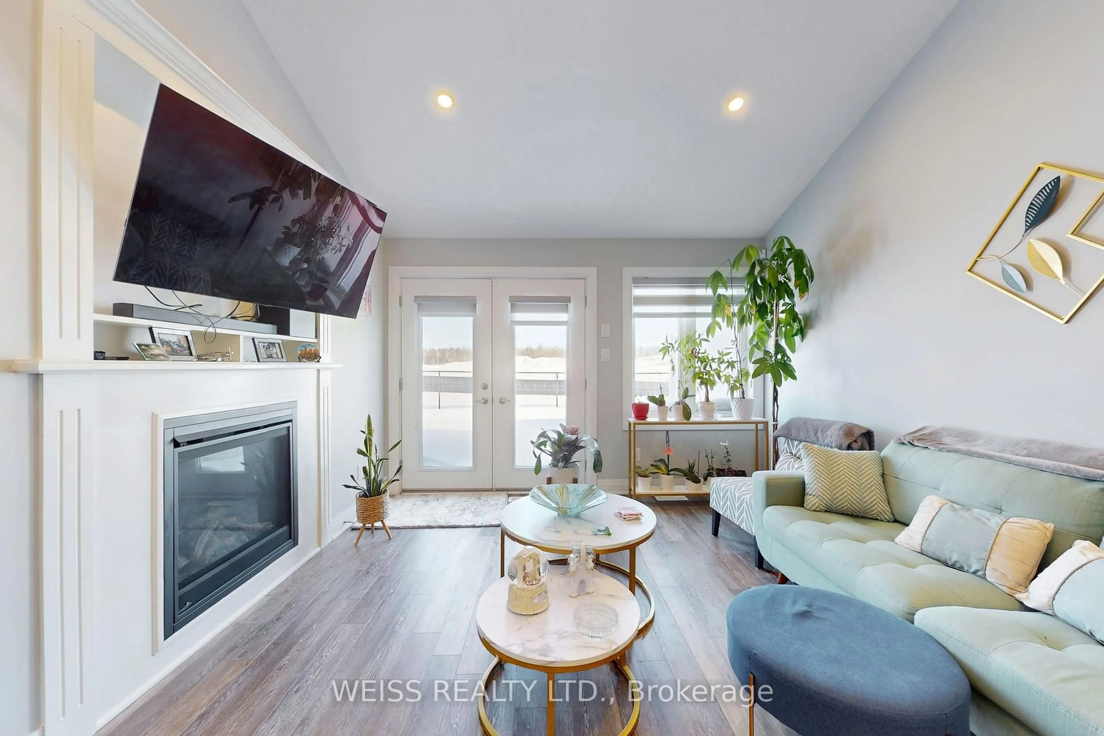 Living room with furniture, wood/laminate floor for 58 Ivy Cres, Wasaga Beach Ontario L9Z 0H8