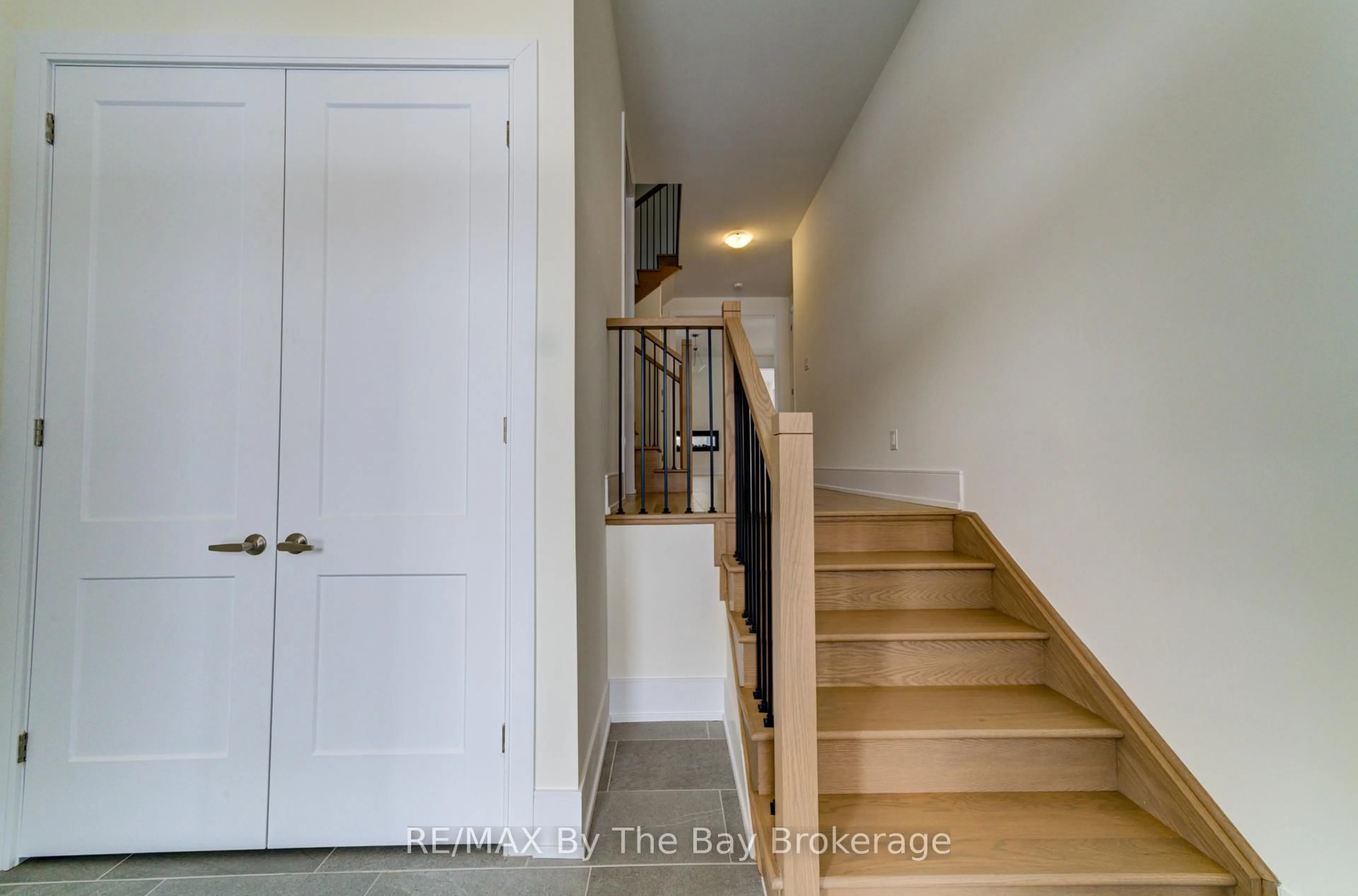Indoor entryway for 63 Rosanne Circ, Wasaga Beach Ontario L9Z 0M8