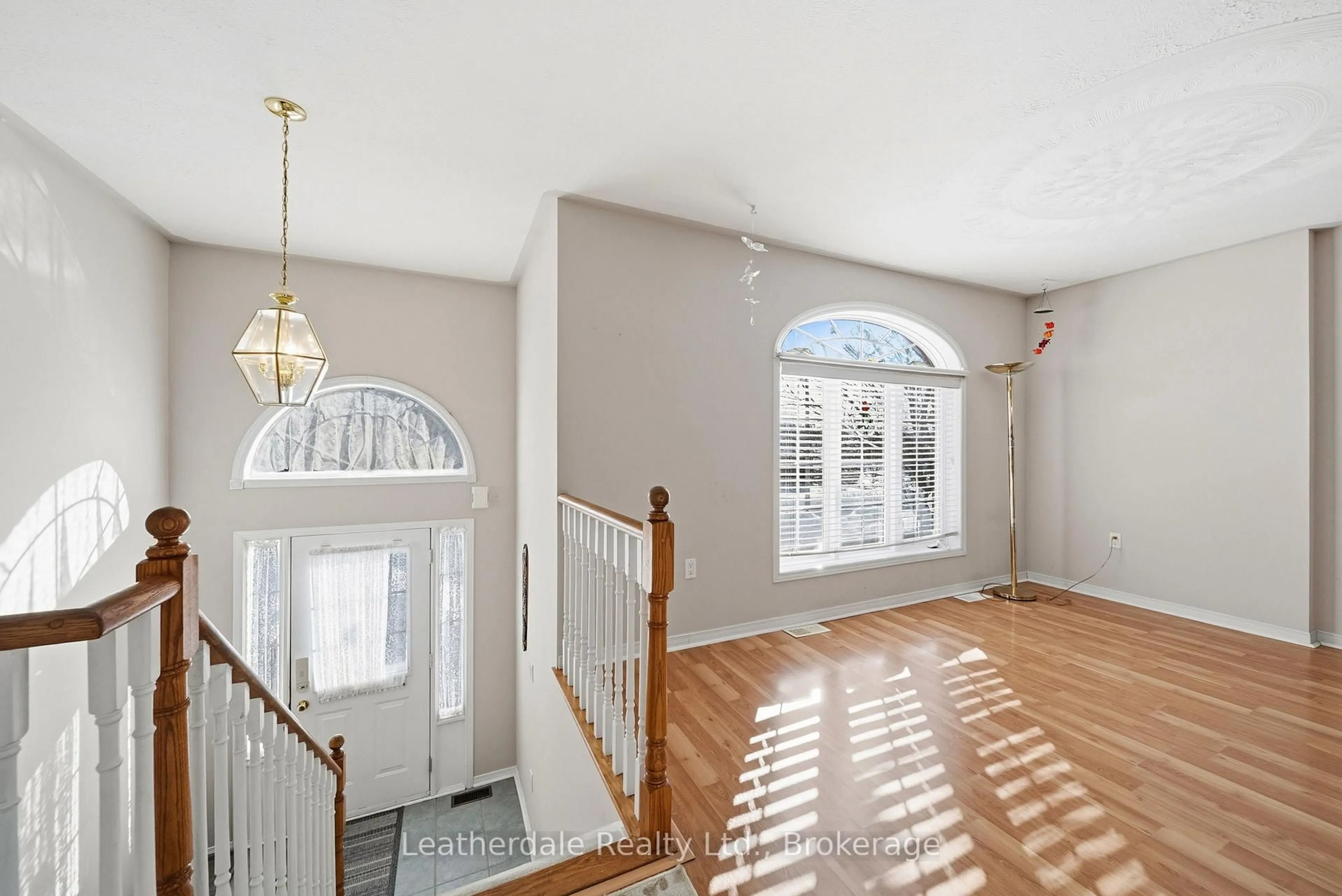 Indoor foyer for 133 Julia Cres, Orillia Ontario L3V 7X4