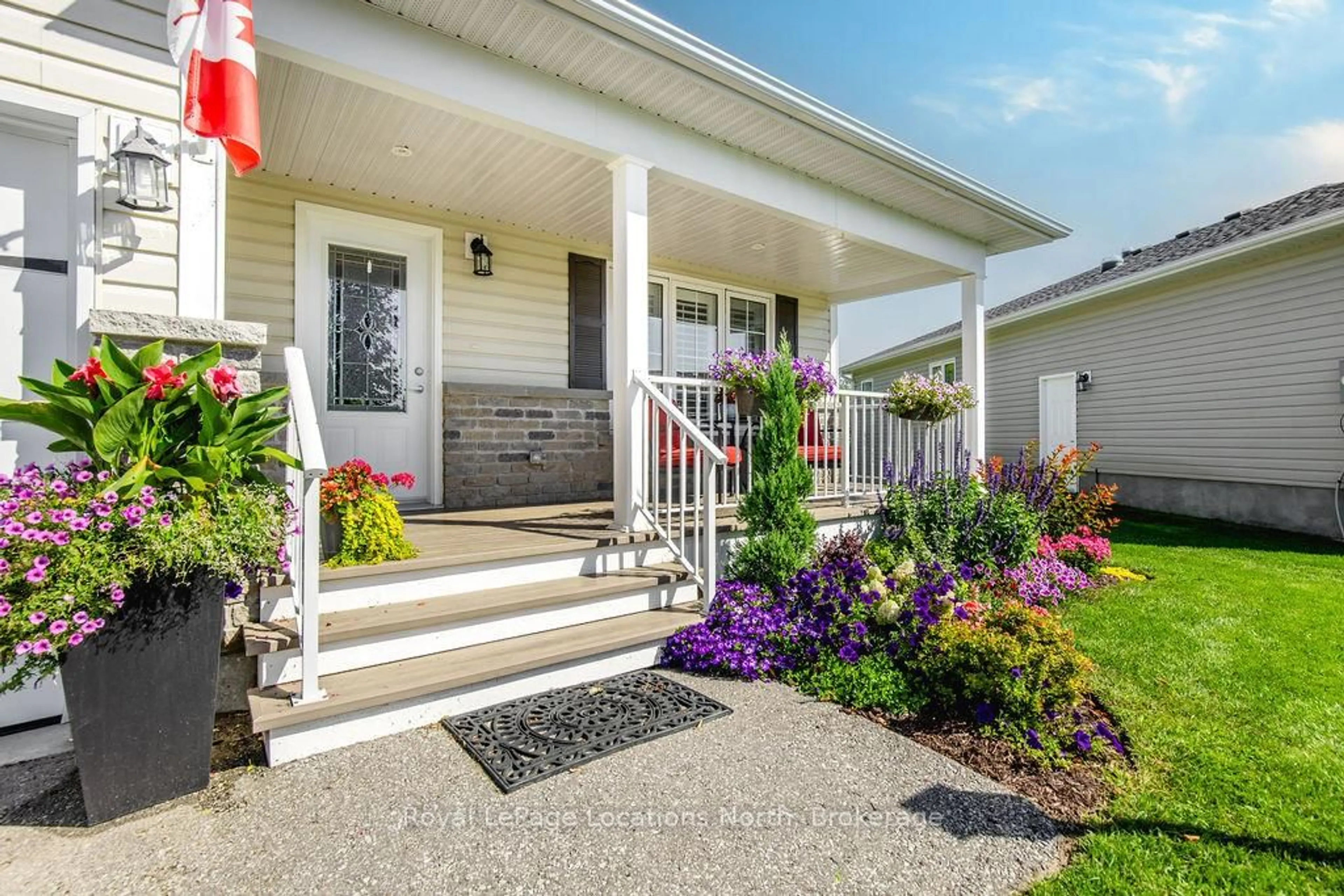 Home with vinyl exterior material, street for 124 NEW YORK Ave, Wasaga Beach Ontario L9Z 3A8