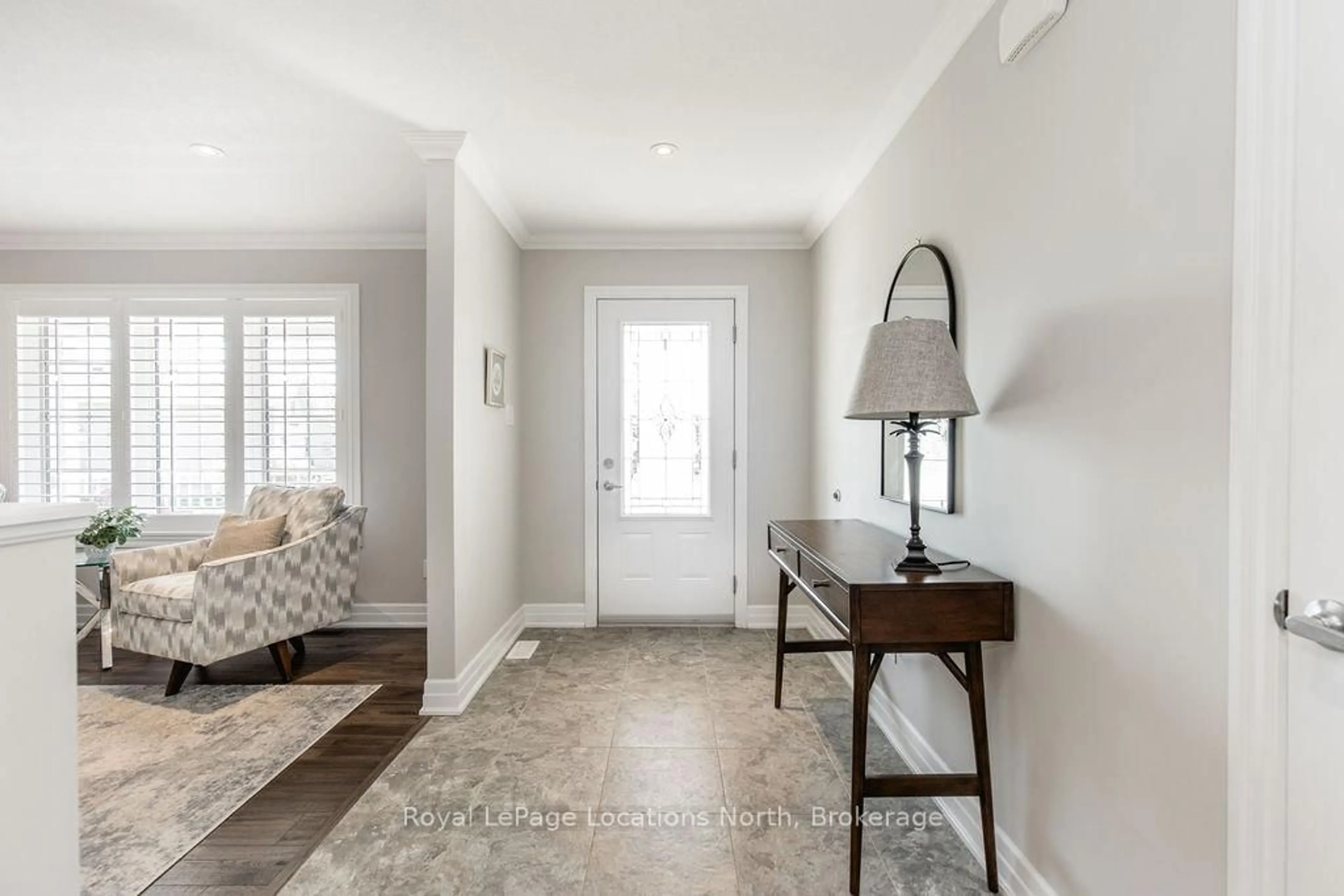 Indoor entryway for 124 NEW YORK Ave, Wasaga Beach Ontario L9Z 3A8