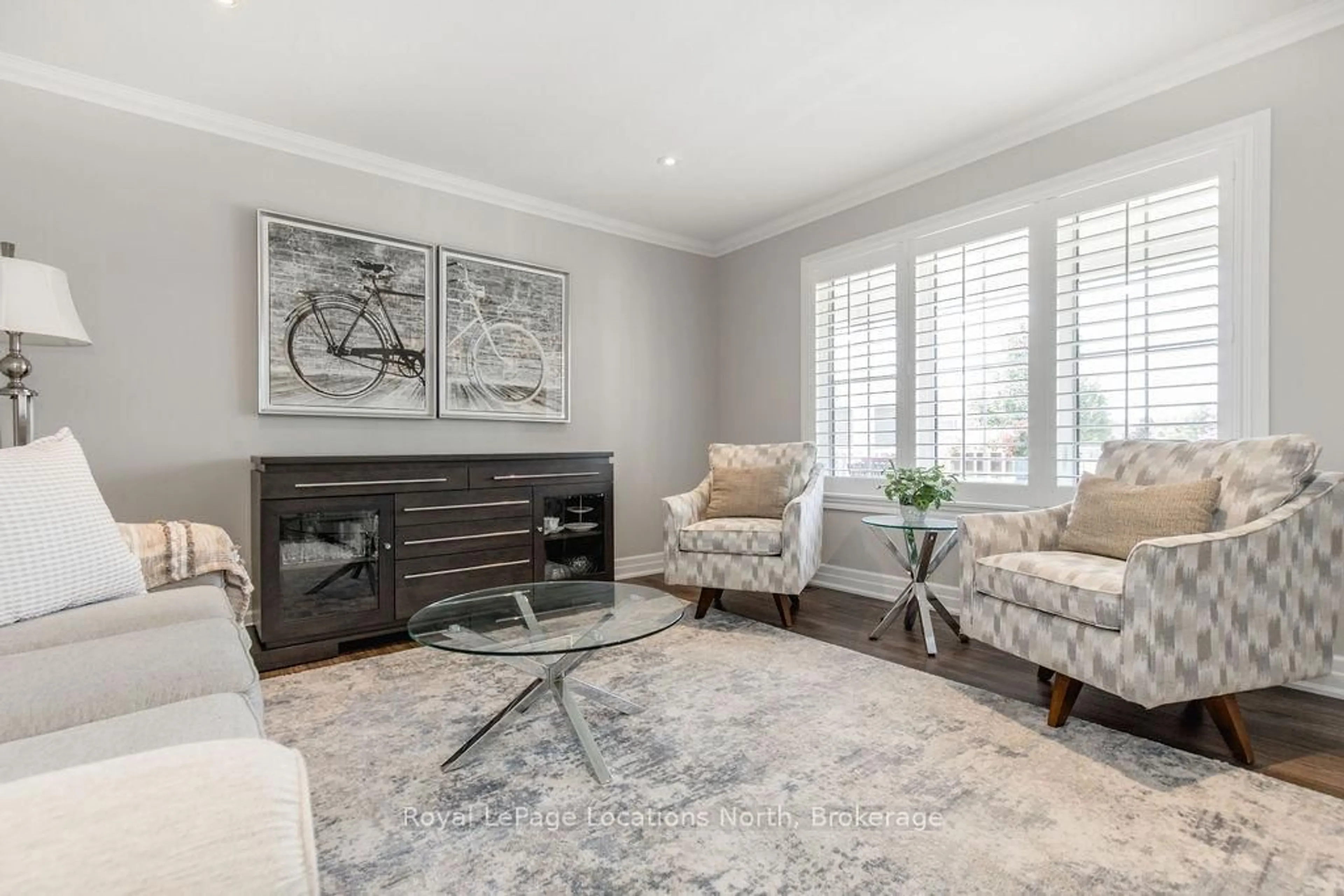 Living room with furniture, unknown for 124 NEW YORK Ave, Wasaga Beach Ontario L9Z 3A8