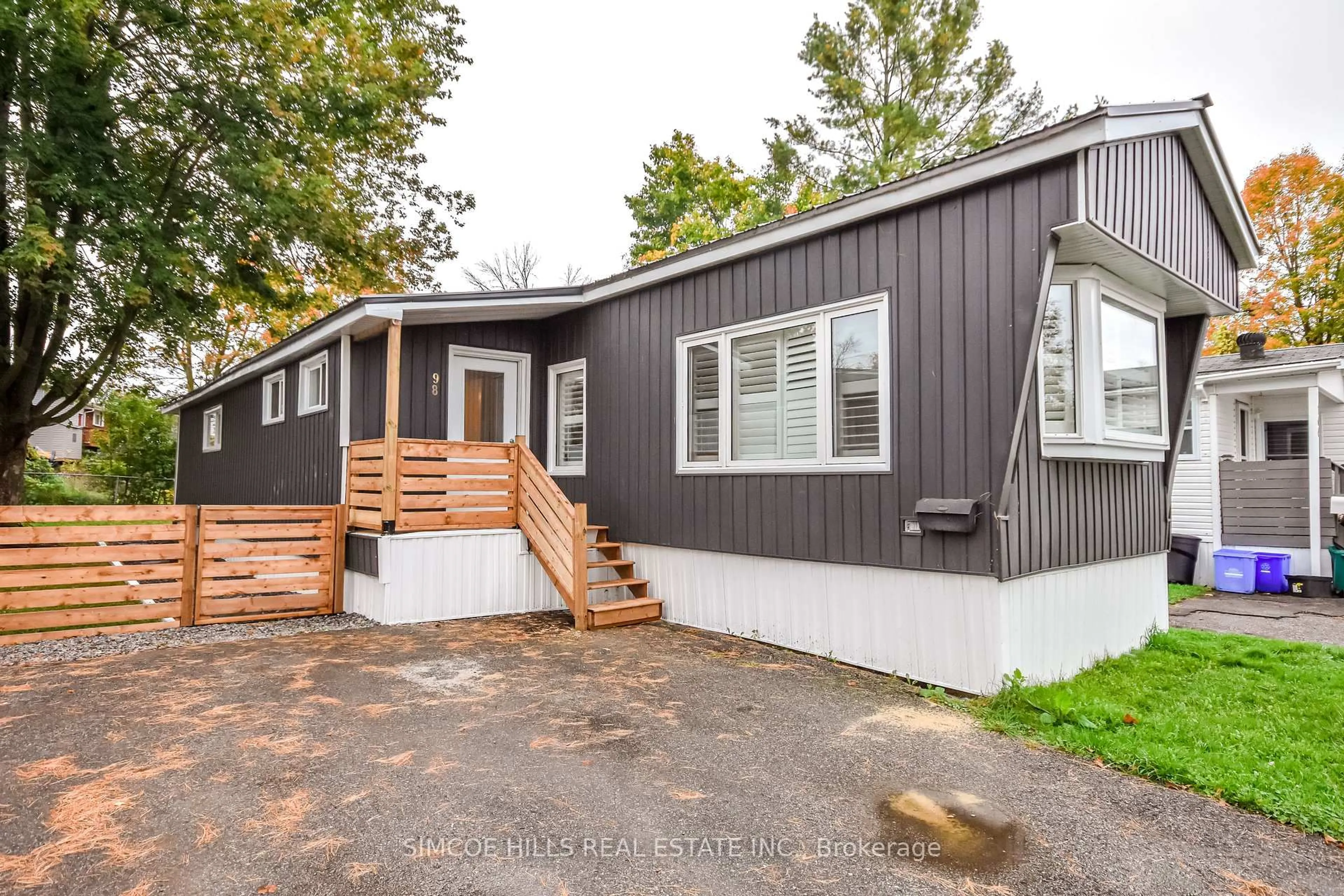 Home with vinyl exterior material, street for 580 West St #98, Orillia Ontario L3V 6L8