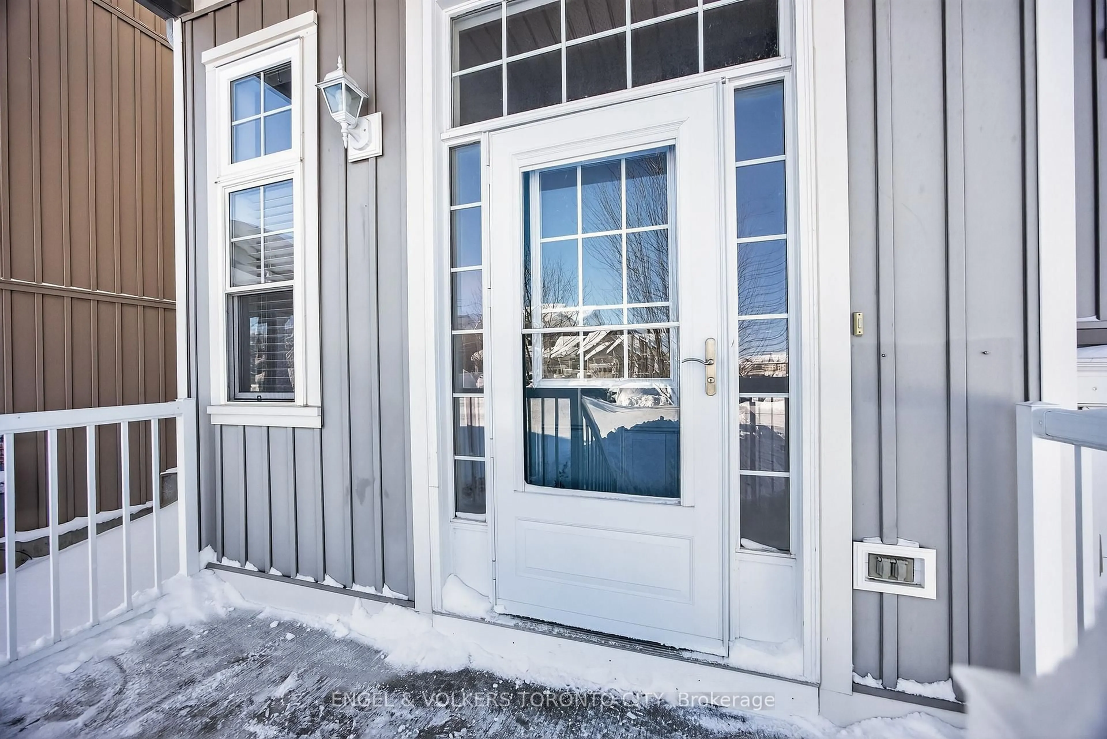 Indoor entryway for 102 Pearl Dr, Orillia Ontario L3V 0A7