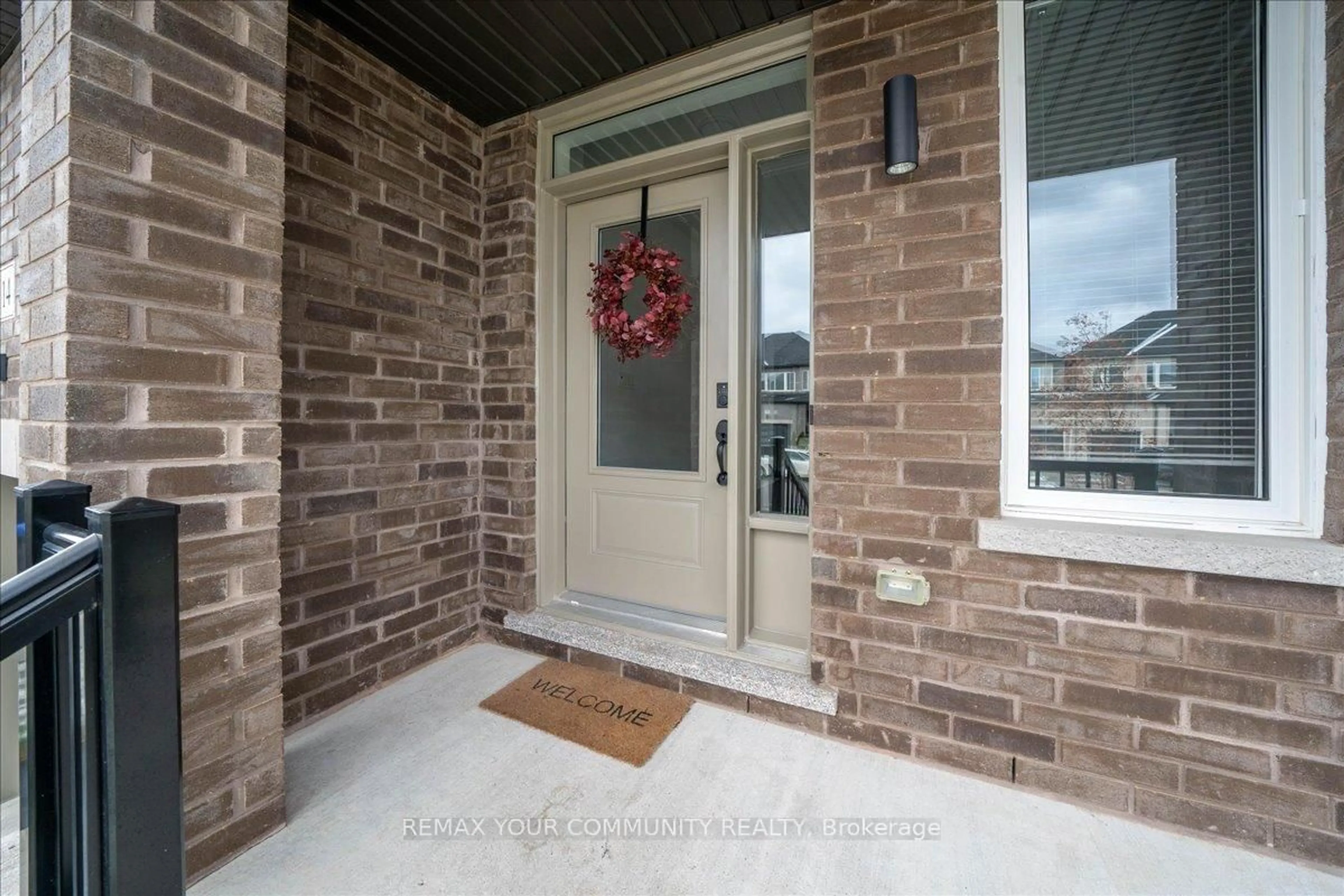 Indoor entryway for 14 Lisa St, Wasaga Beach Ontario L9E 0K8