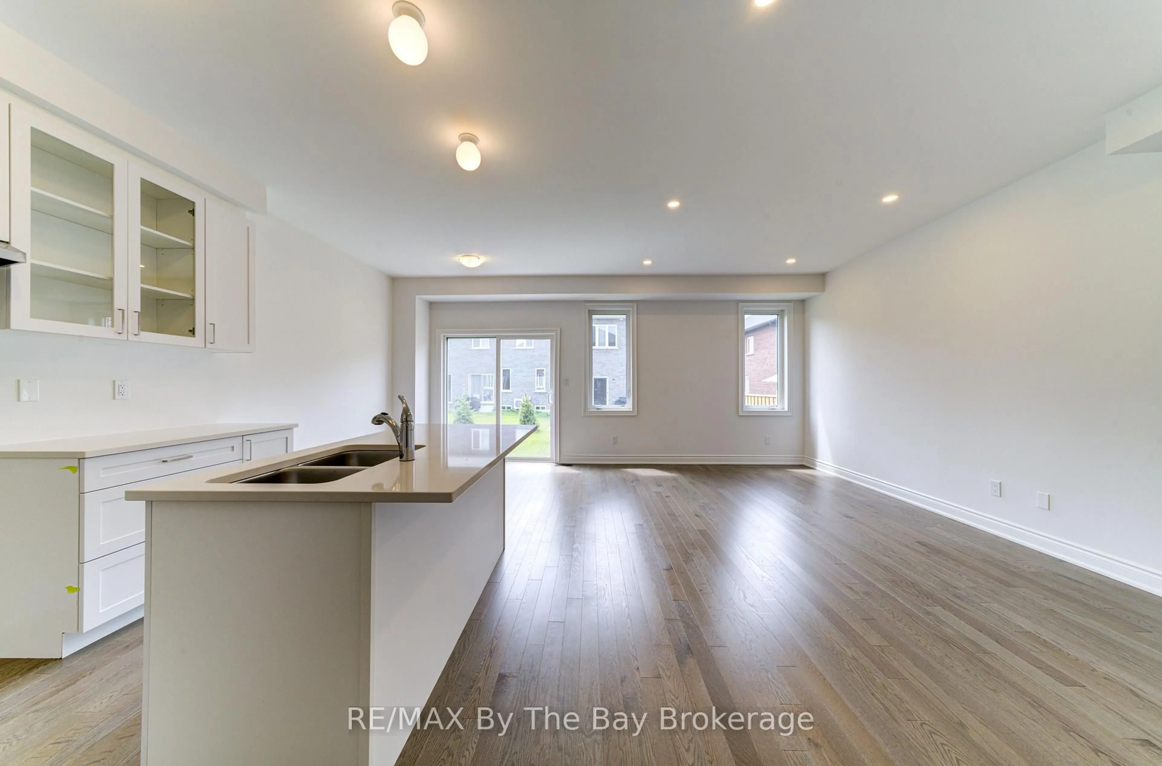 Open concept kitchen, wood/laminate floor for 28 Autumn Dr, Wasaga Beach Ontario L9Z 0K7