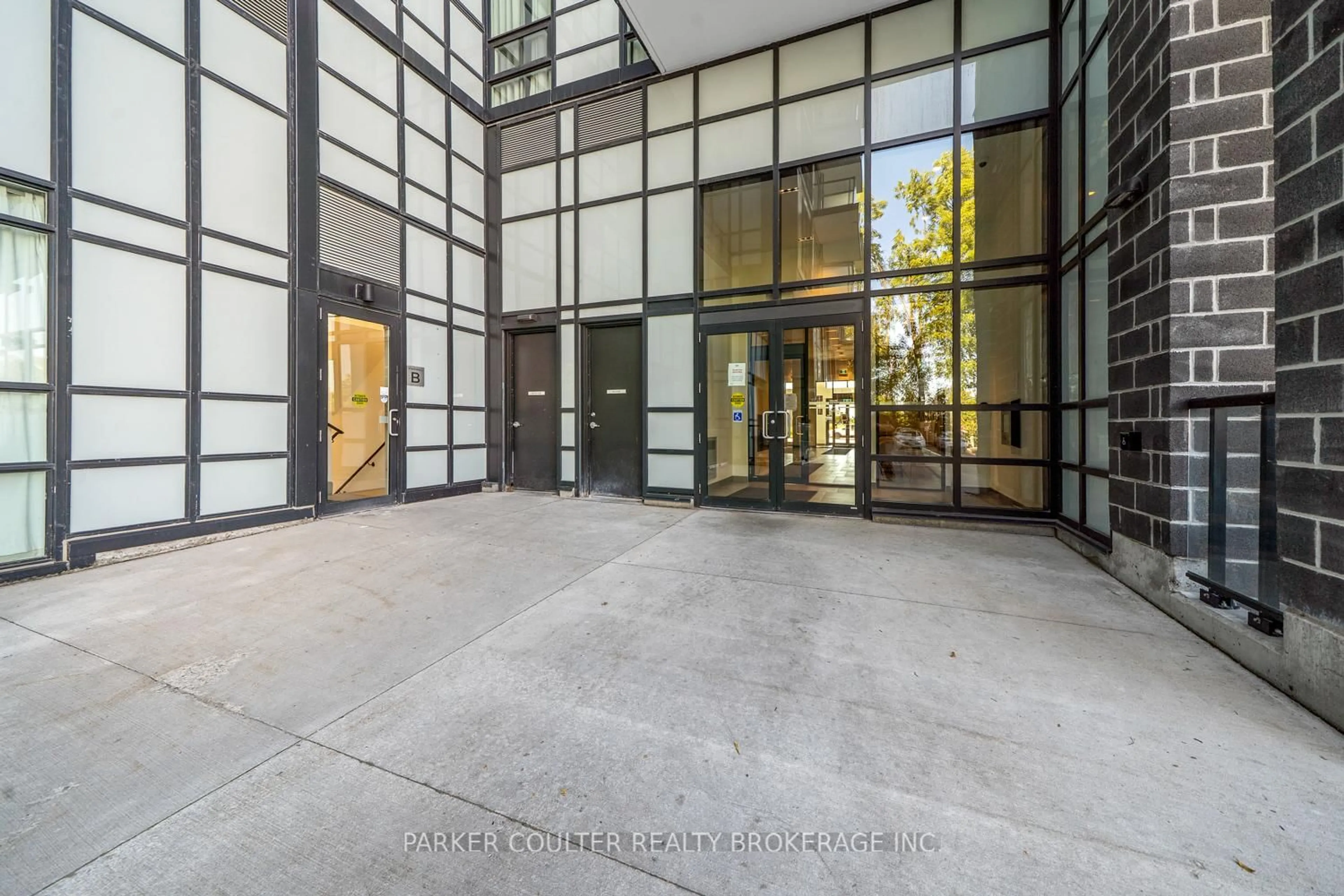 Indoor foyer for 681 Yonge St #114, Barrie Ontario L4N 4E8