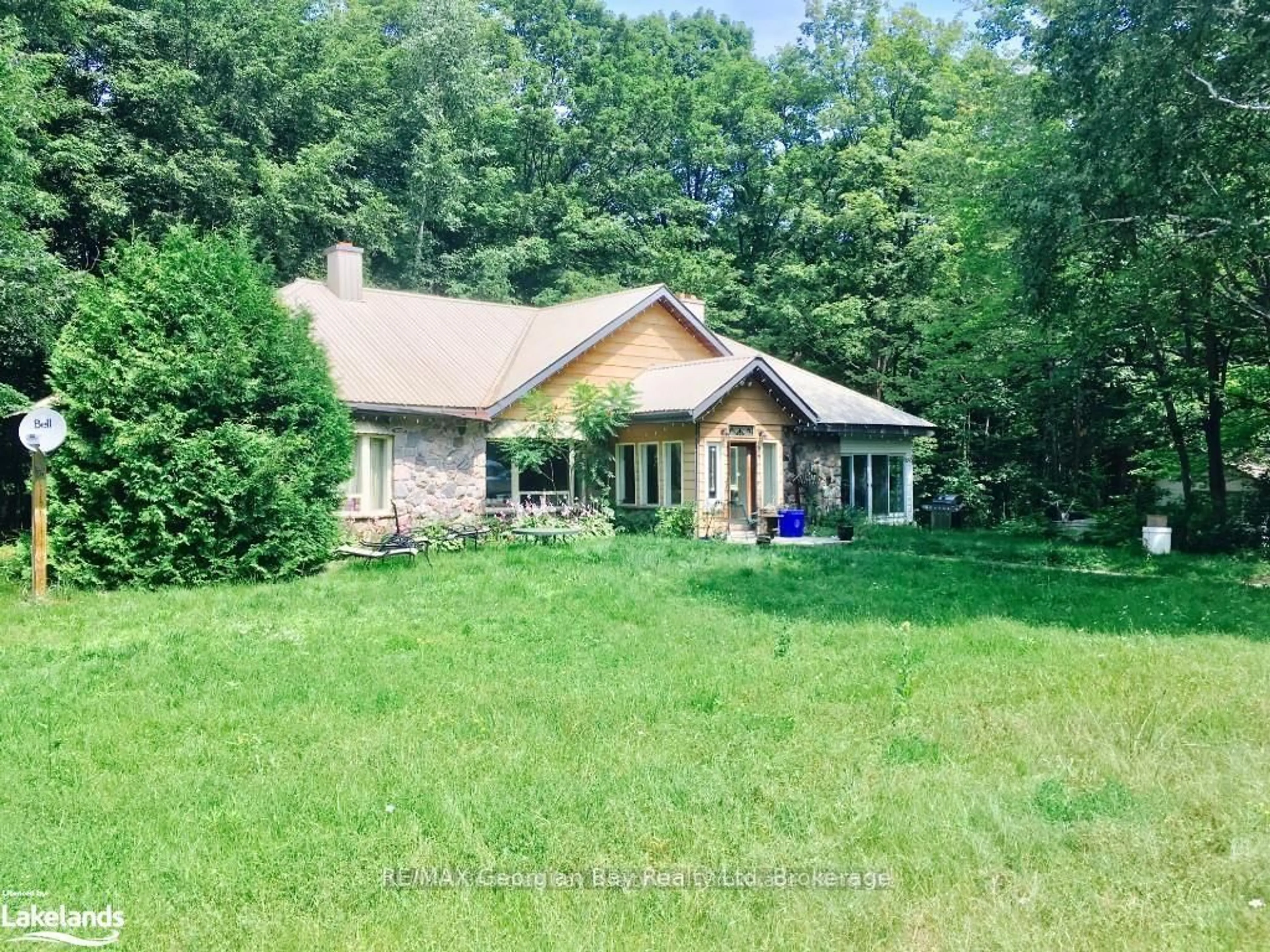 A pic from outside/outdoor area/front of a property/back of a property/a pic from drone, unknown for 9513 County Rd 93 Rd, Midland Ontario L4R 5K6