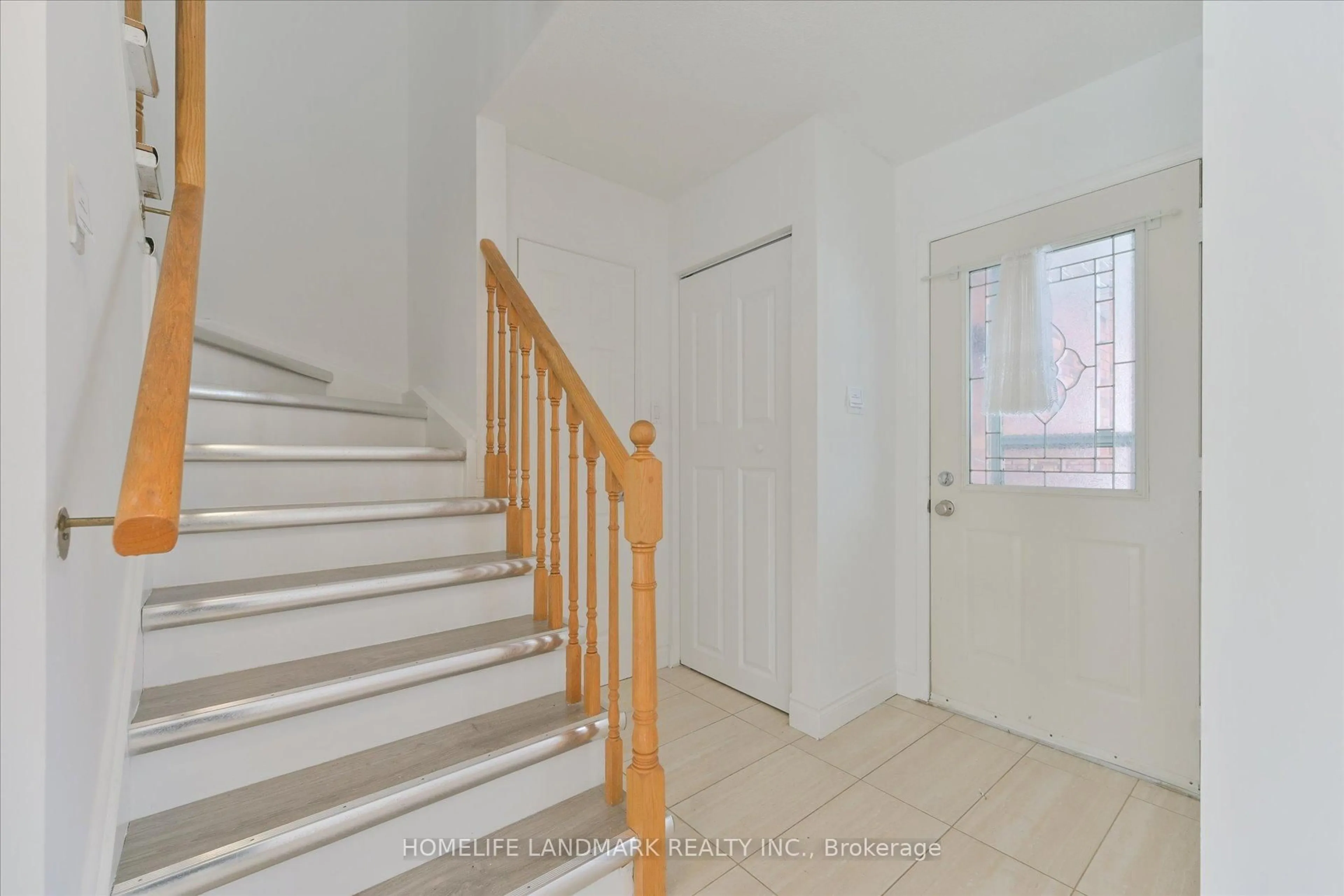 Stairs for 29 Drake Dr, Barrie Ontario L4N 8W3
