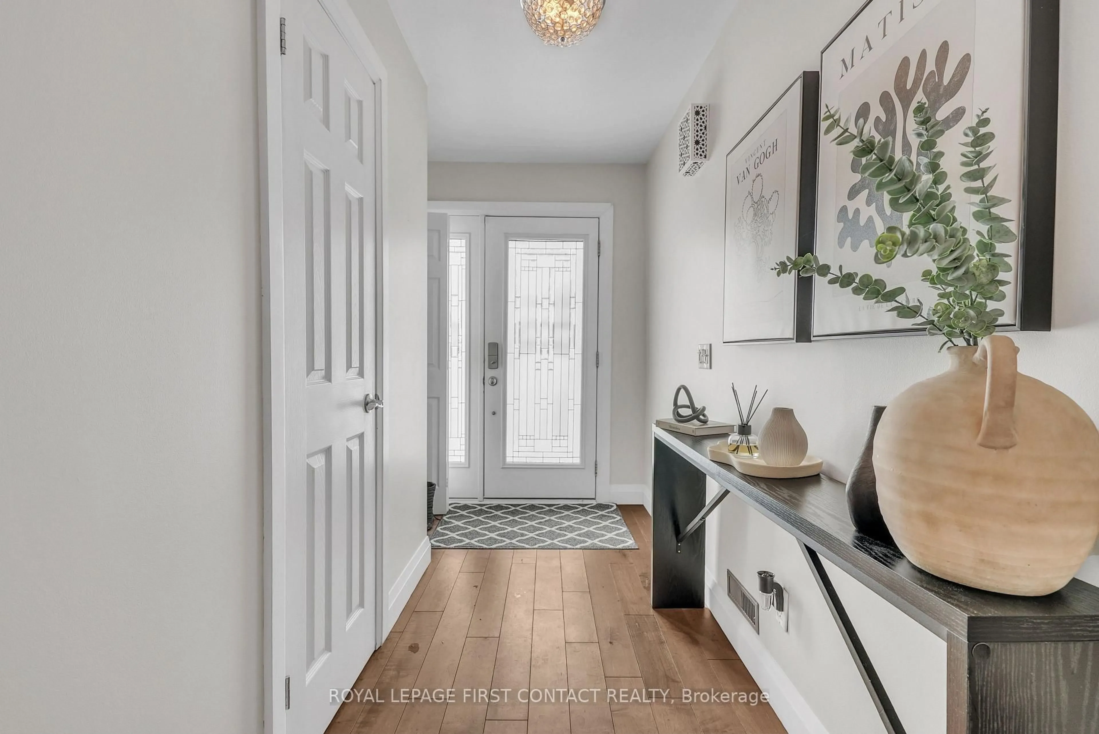 Indoor entryway for 4 Grand Pl, Barrie Ontario L4N 4Y3