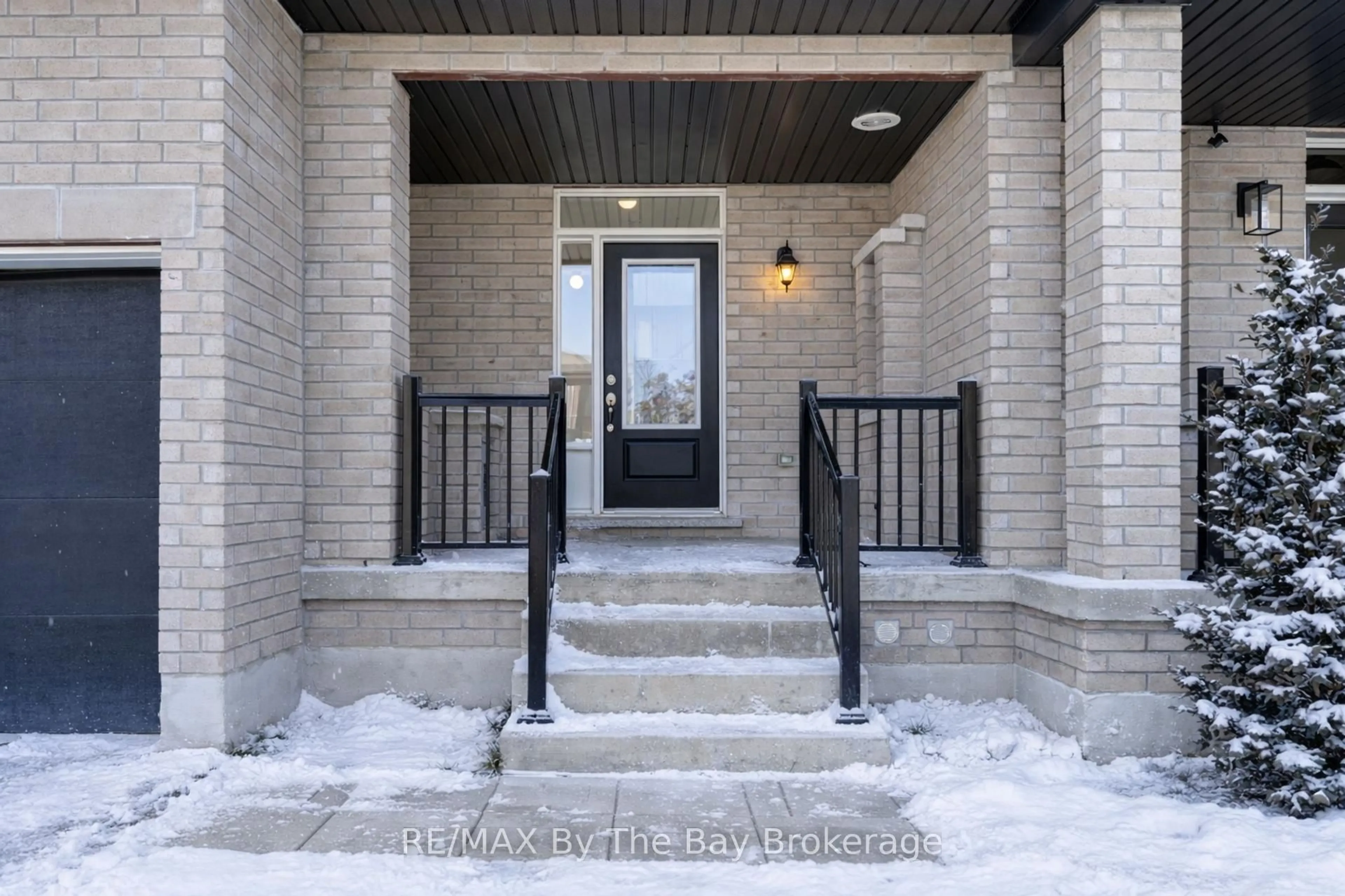 Indoor entryway for 42 Lisa St, Wasaga Beach Ontario L9Z 1J9