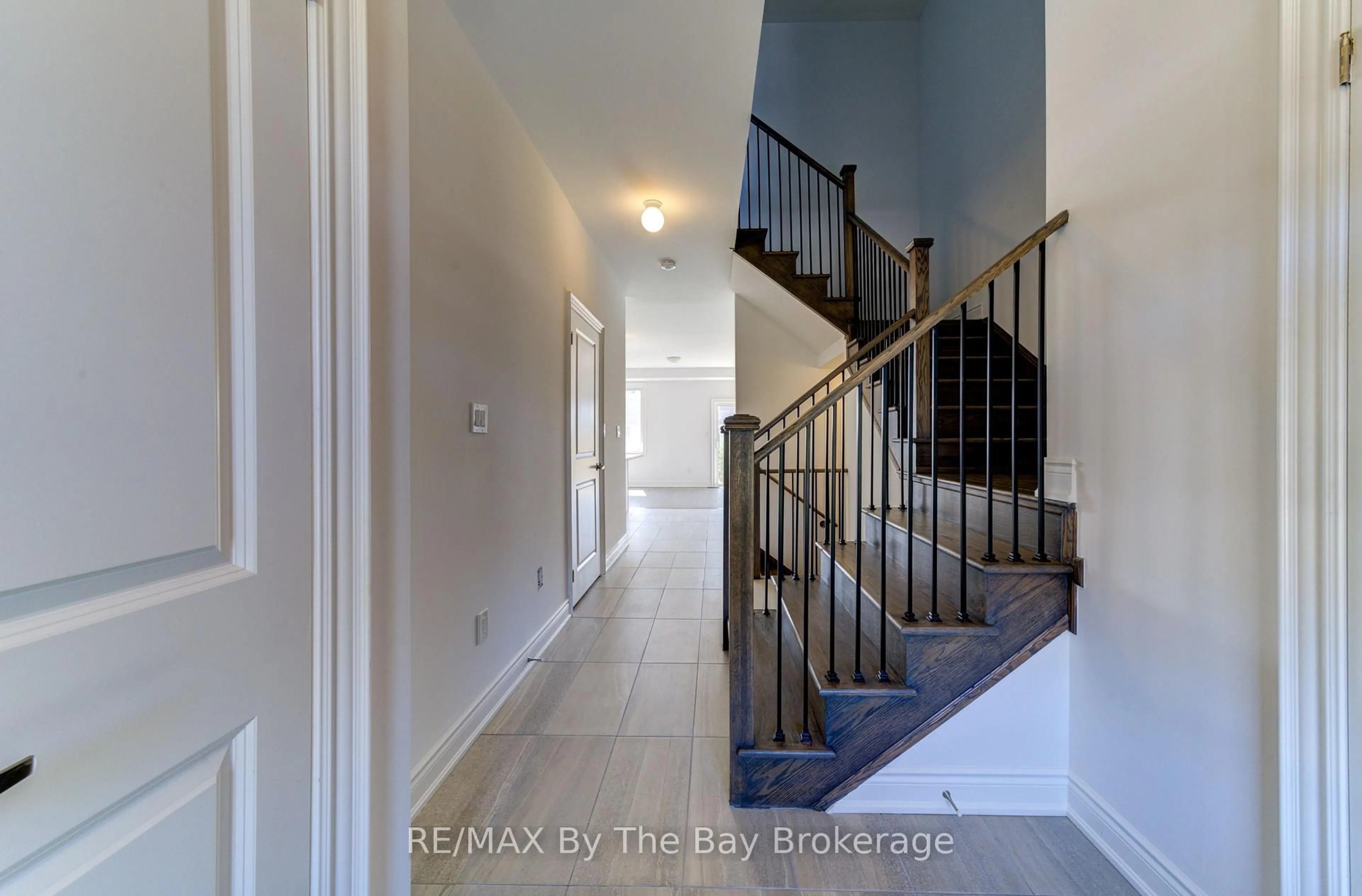 Indoor entryway for 42 Lisa St, Wasaga Beach Ontario L9Z 1J9