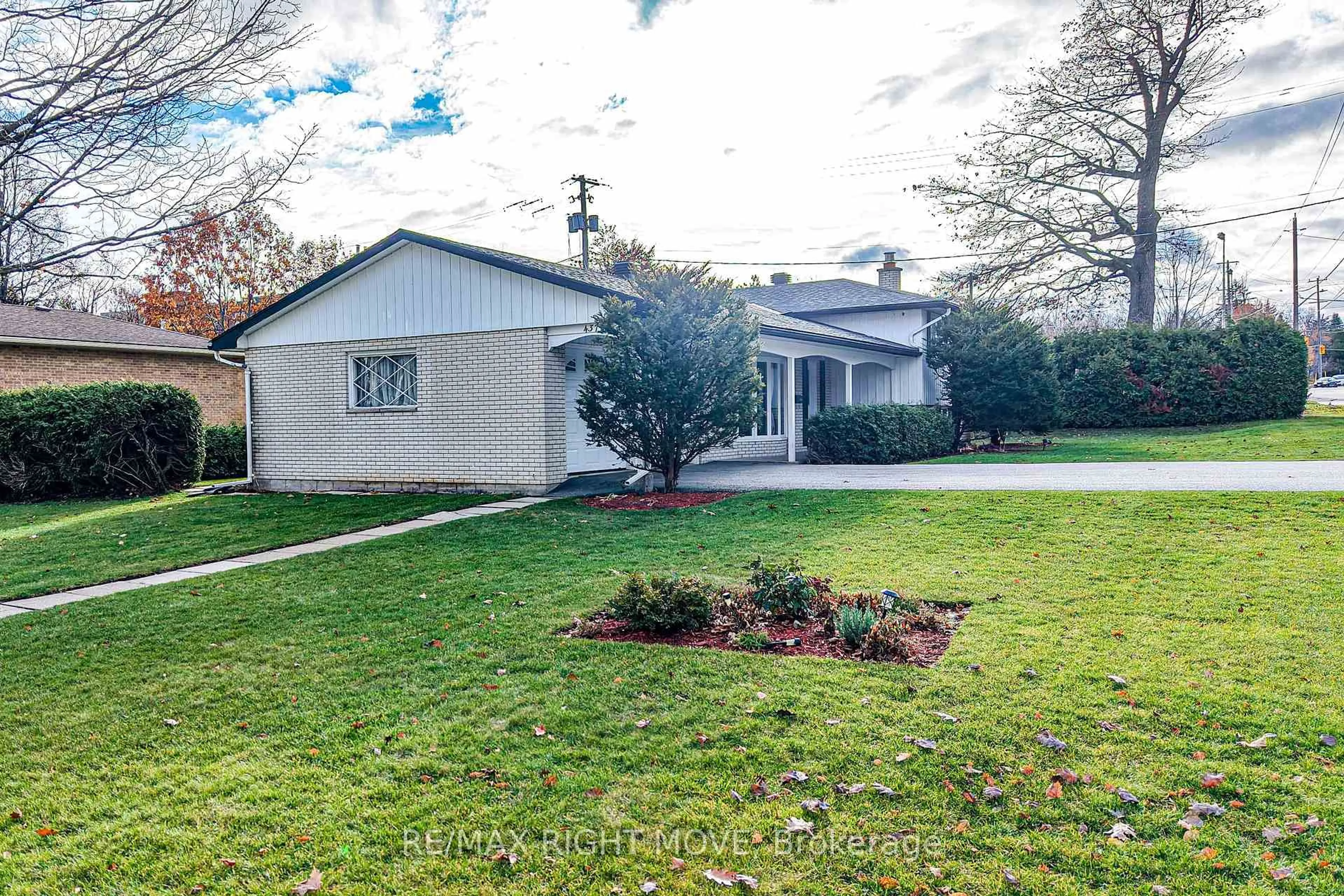 A pic from outside/outdoor area/front of a property/back of a property/a pic from drone, street for 437 Highland Ave, Orillia Ontario L3V 4E8