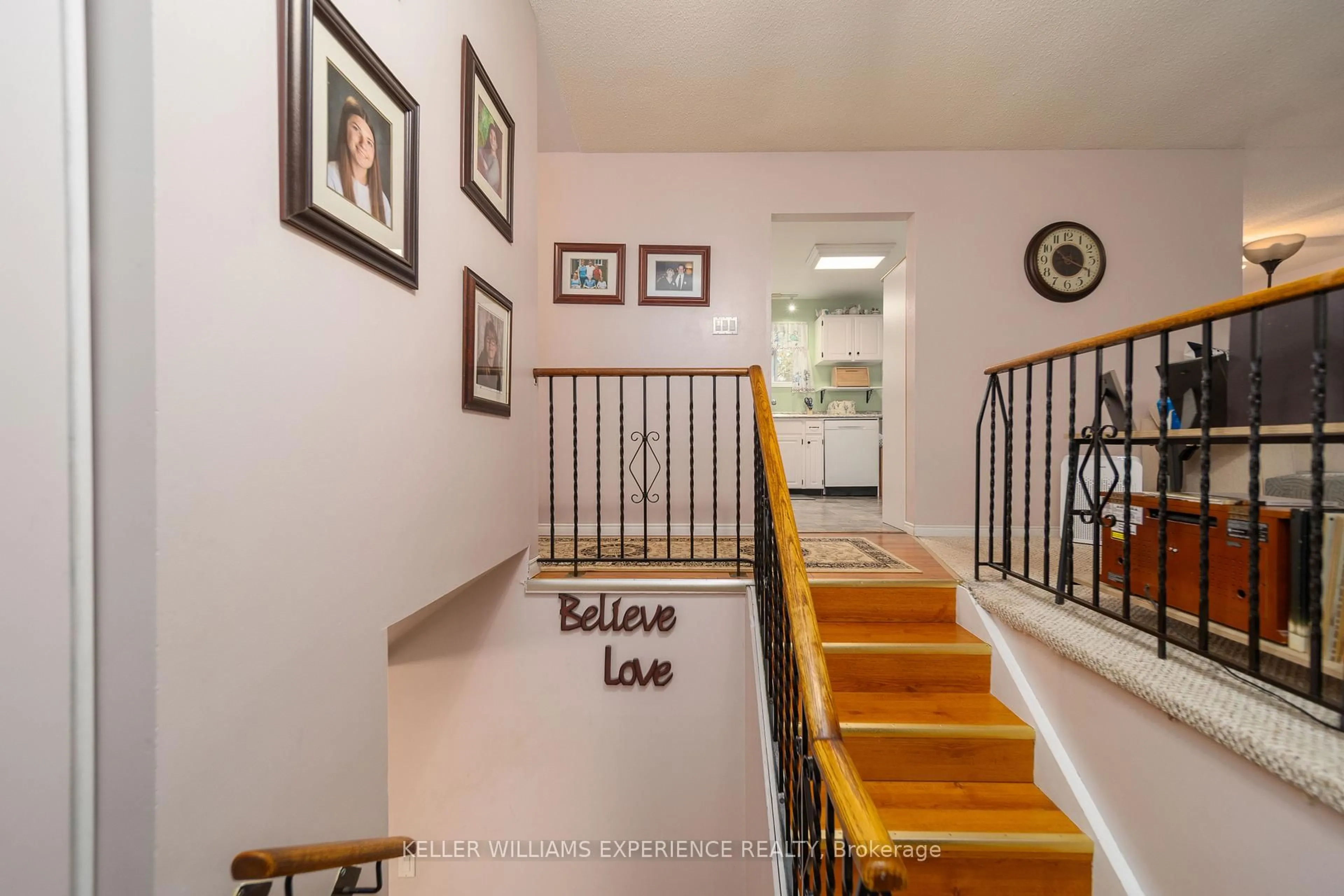 Indoor foyer for 1 Bush St, Severn Ontario L0K 1E0