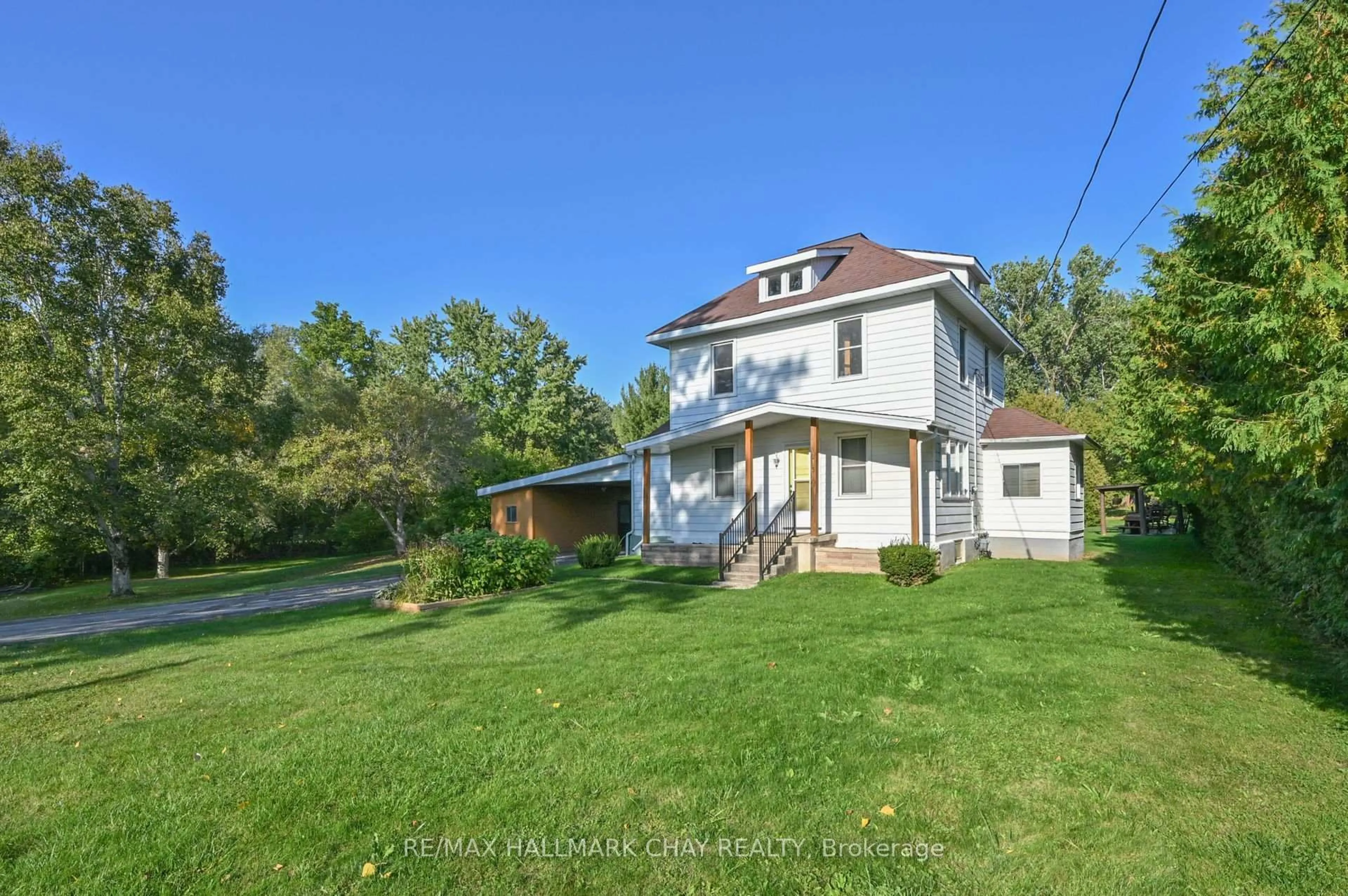 A pic from outside/outdoor area/front of a property/back of a property/a pic from drone, street for 213 Dominion Dr, Clearview Ontario L0M 1S0