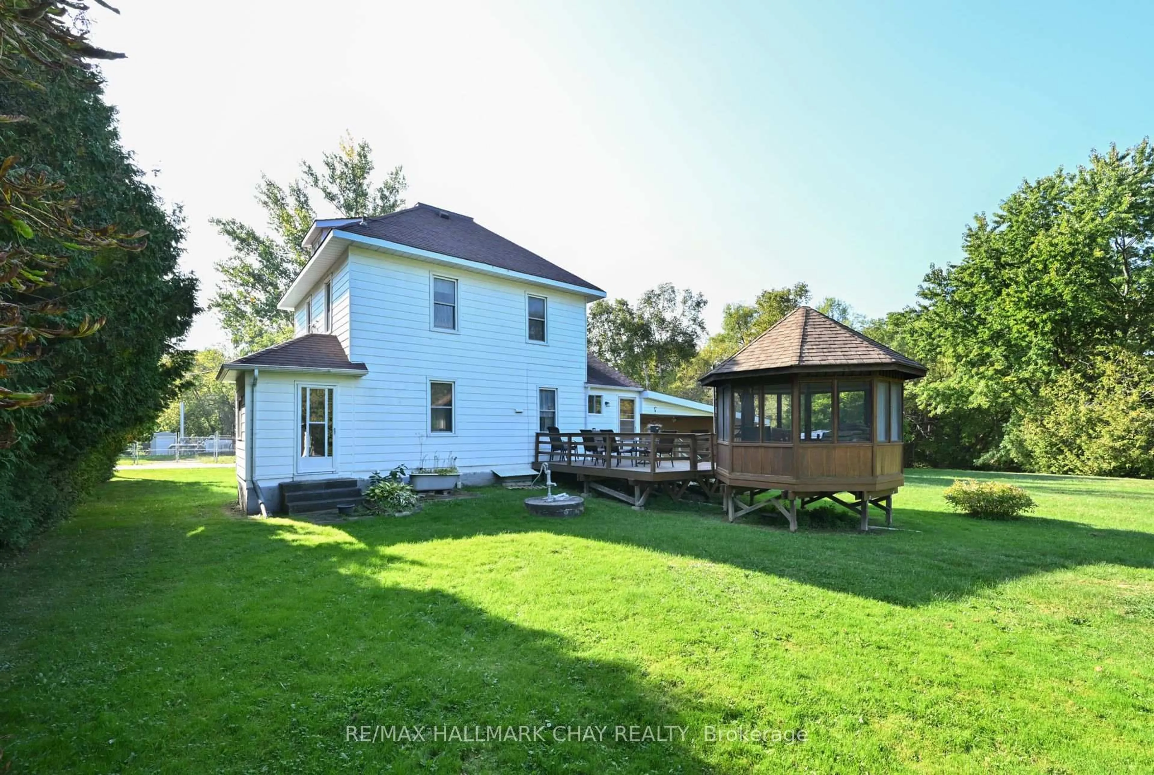 A pic from outside/outdoor area/front of a property/back of a property/a pic from drone, building for 213 Dominion Dr, Clearview Ontario L0M 1S0