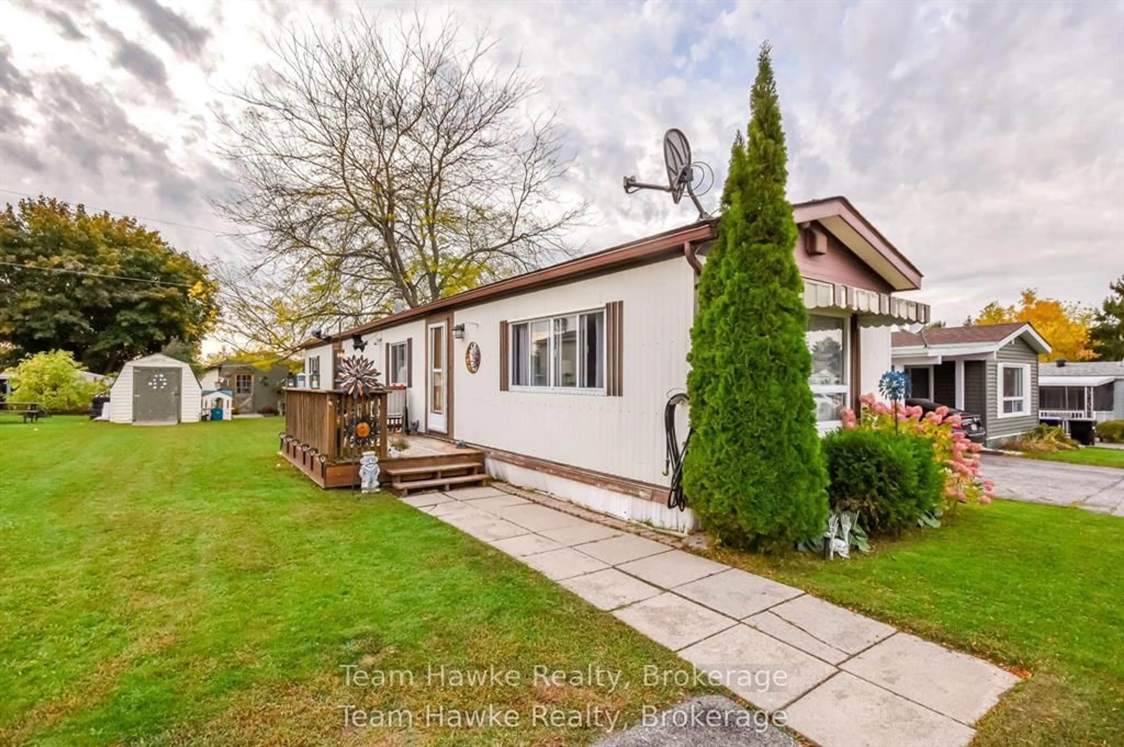 A pic from outside/outdoor area/front of a property/back of a property/a pic from drone, street for 48 Northland Dr, Midland Ontario L4R 5B5