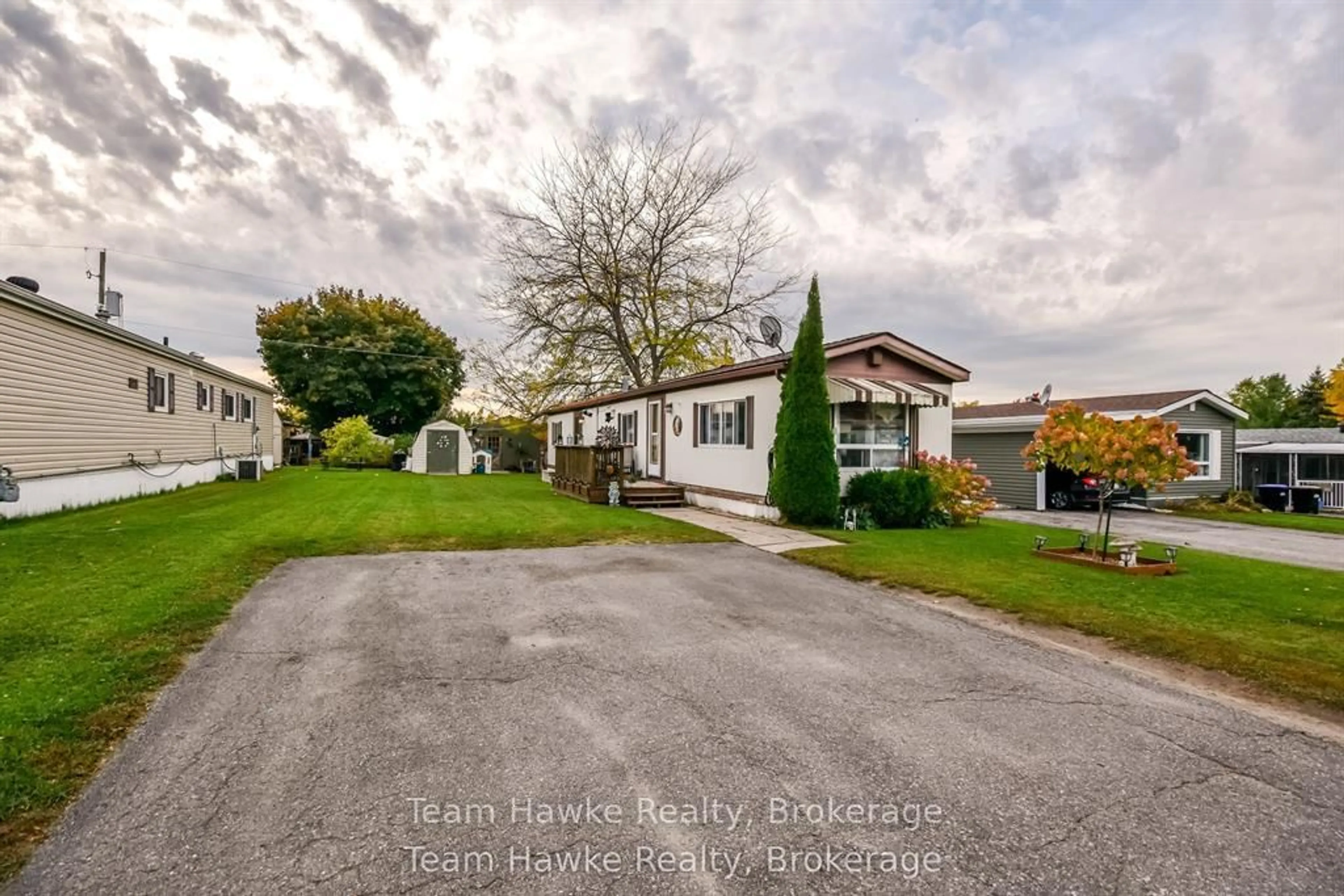 A pic from outside/outdoor area/front of a property/back of a property/a pic from drone, street for 48 Northland Dr, Midland Ontario L4R 5B5