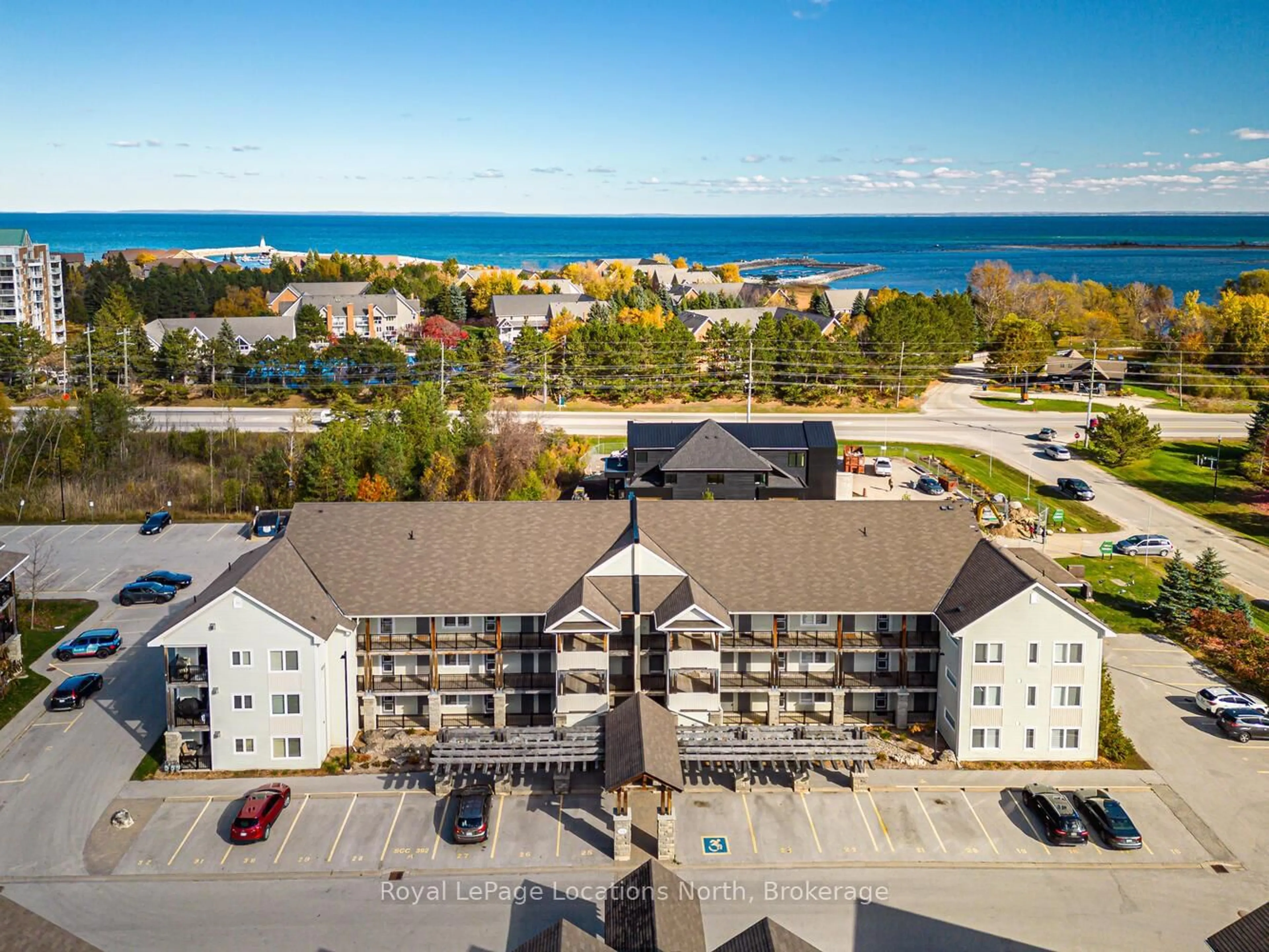 A pic from outside/outdoor area/front of a property/back of a property/a pic from drone, unknown for 1 BRANDY LANE Dr #102, Collingwood Ontario L9Y 0X4